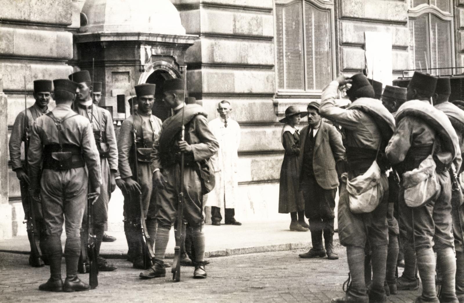 Magyarország, budai Vár, Budapest I., a Királyi Palota (később Budavári Palota) Nagy udvara, az Oroszlános Kapun túl a Hunyadi udvar. A francia gyarmati katonák (szpáhik) őrségváltása, a felvétel 1919. szeptemberében az antant / entente tanácskozás alkalmával készült., 1919, Kieselbach Galéria, katona, puska, Budapest, Fortepan #295923