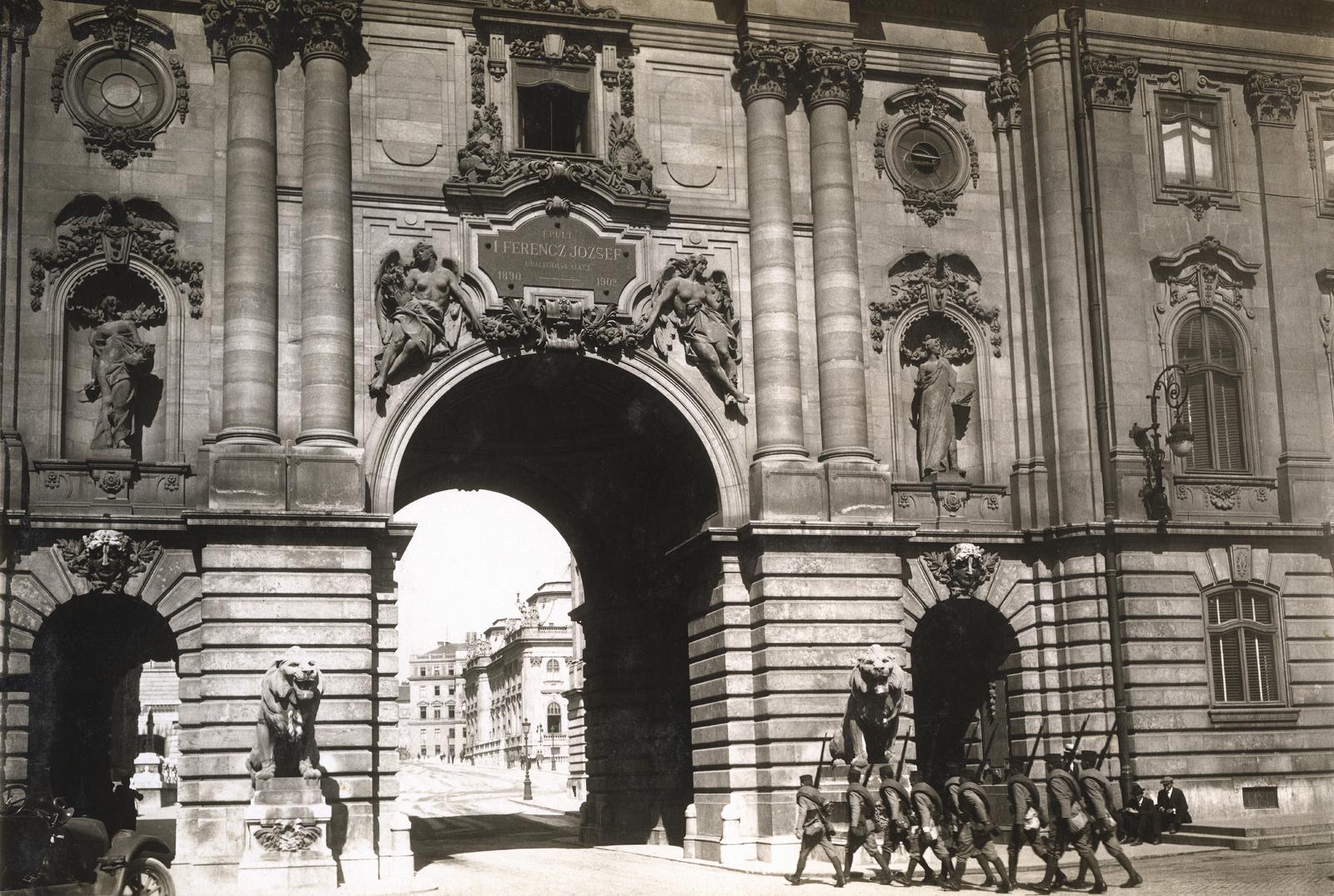 Hungary, Budapest I., a Királyi Palota (később Budavári Palota) Nagy udvara, az Oroszlános Kapun túl a Hunyadi udvar. A francia gyarmati katonák (szpáhik) őrségváltás után elvonulnak, a felvétel 1919. szeptemberében az antant / entente tanácskozás alkalmával készült., 1919, Kieselbach Galéria, building statue, stone lion, palace, soldier, Budapest, Fortepan #295924