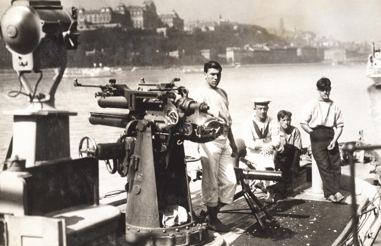 Magyarország, Budapest V.,Budapest I., a brit haditengerészet folyami flottillájának őrnaszádja a Petőfi téri hajóállomásnál. Háttérben a budai Vár és a Duna-parti épületsor látható., 1919, Kieselbach Galéria, Duna-part, hadihajó, monitor, Budapest, reflektor, hajóágyú, gépfegyver, fedélzet, Fortepan #295925