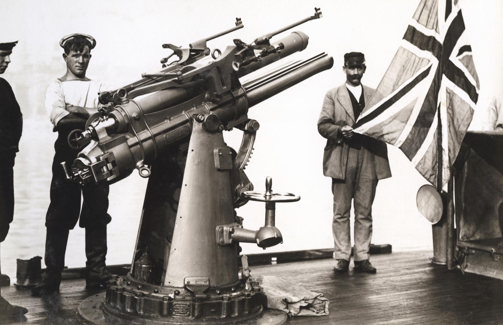 Magyarország, Budapest V., a brit haditengerészet folyami flottillájának őrnaszádja a Petőfi téri hajóállomásnál., 1919, Kieselbach Galéria, műszer, matróz, zászló, Budapest, hajóágyú, fedélzet, Fortepan #295926