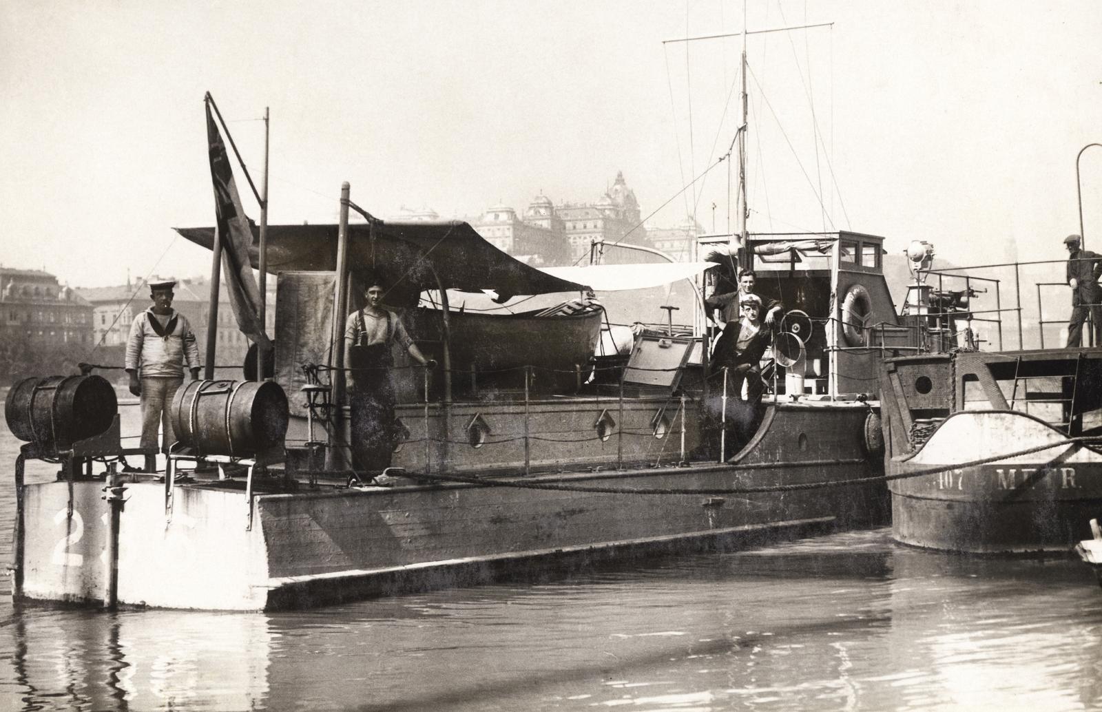 Magyarország, Budapest V., a brit haditengerészet folyami flottillájának őrnaszádja a Petőfi téri hajóállomásnál. Háttérben a budai Várban a Királyi Palota (később Budavári Palota)., 1919, Kieselbach Galéria, hajó, Duna-part, Budapest, tengerész, reflektor, hajóágyú, Fortepan #295928
