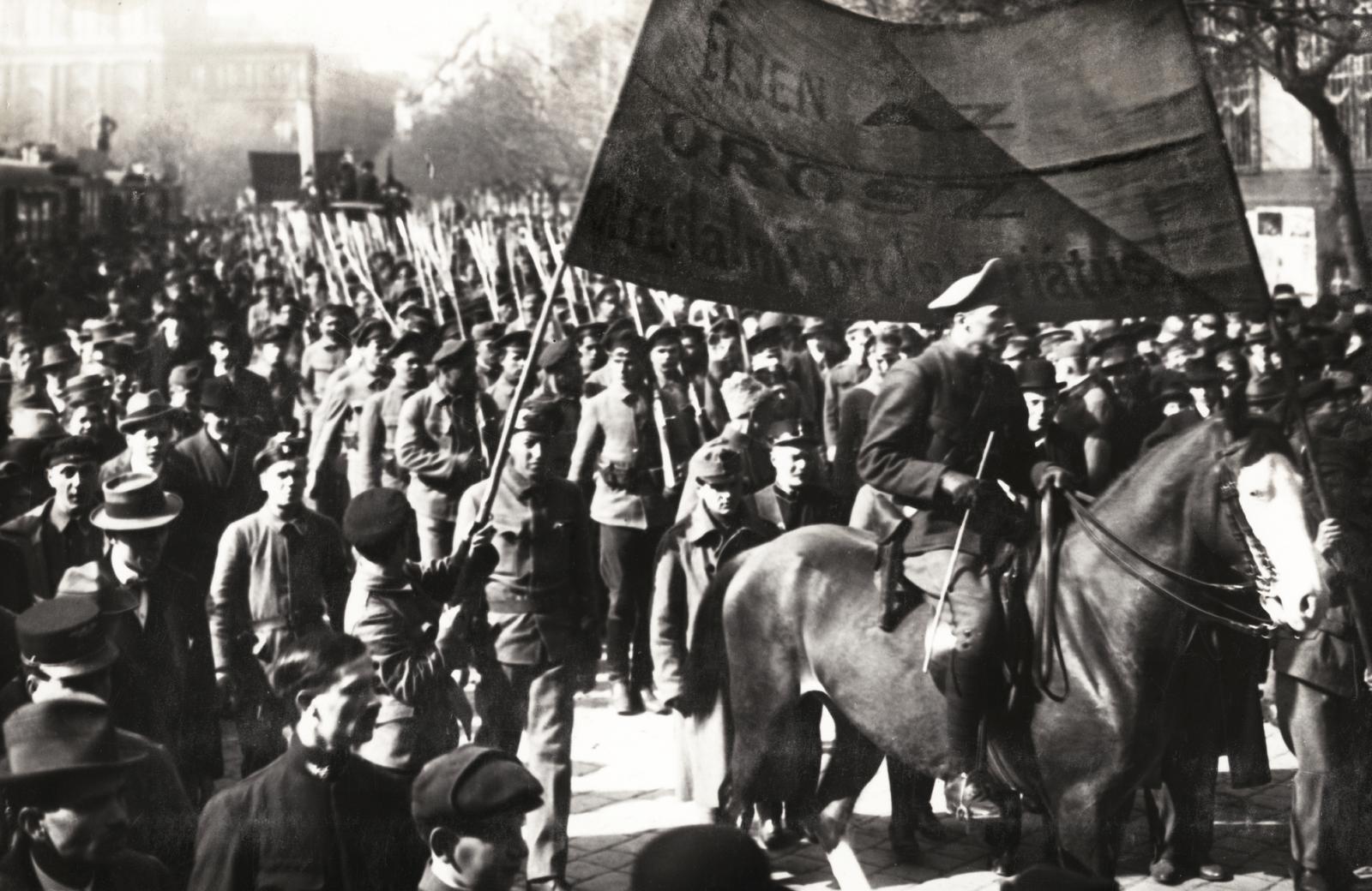 1919, Kieselbach Galéria, revolution, march, flag, rider, Fortepan #295936