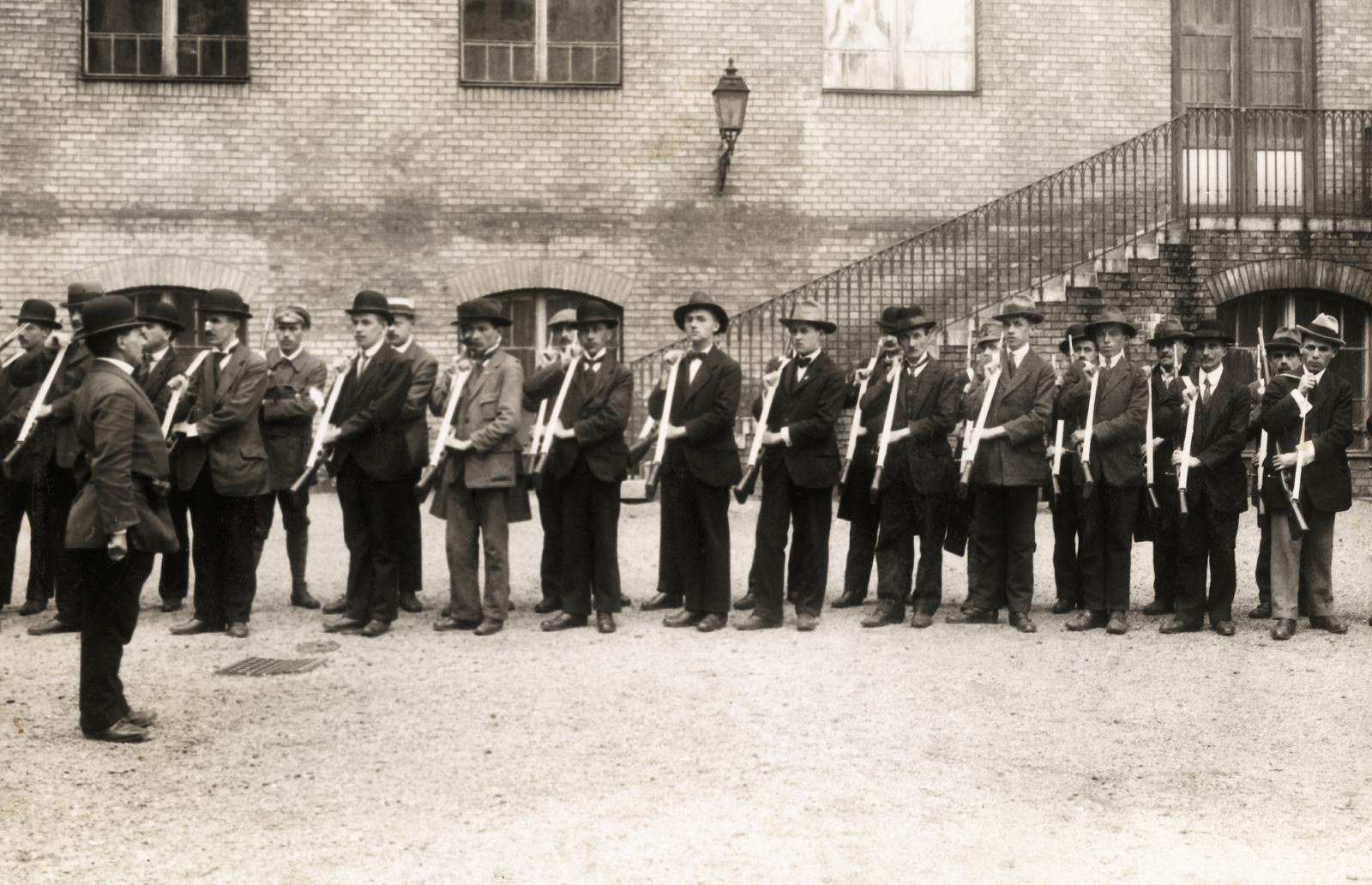 1919, Kieselbach Galéria, men, gun, suit, Fortepan #295937