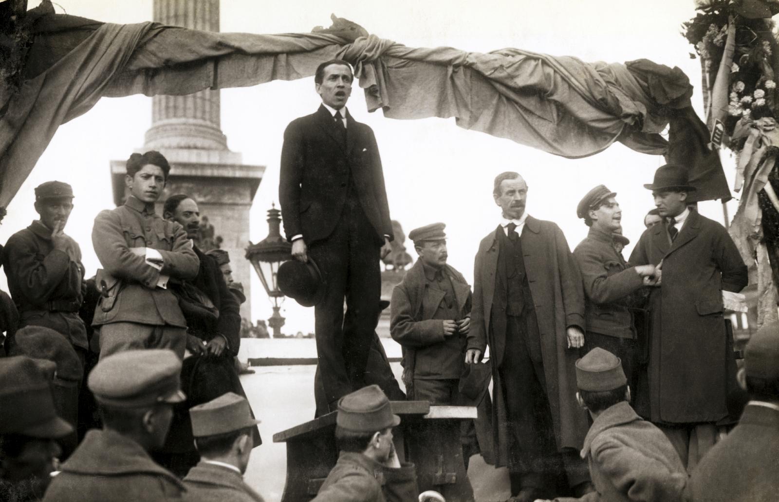 1919, Kieselbach Galéria, szónok, kalap kézben, Fortepan #295940