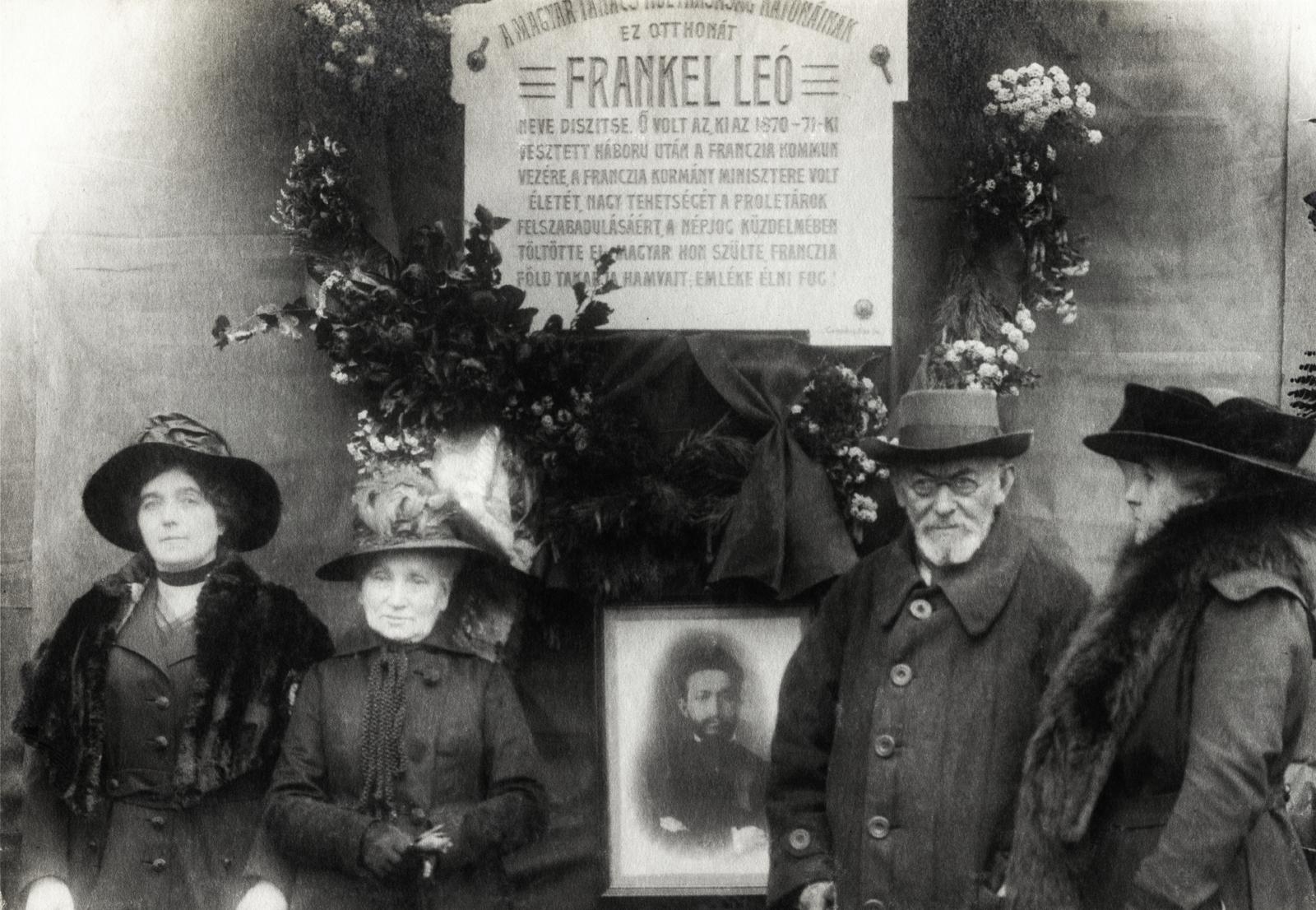 1919, Kieselbach Galéria, emléktábla, koszorú, megemlékezés, Tanácsköztársaság, Frankel Leó-ábrázolás, Fortepan #295943