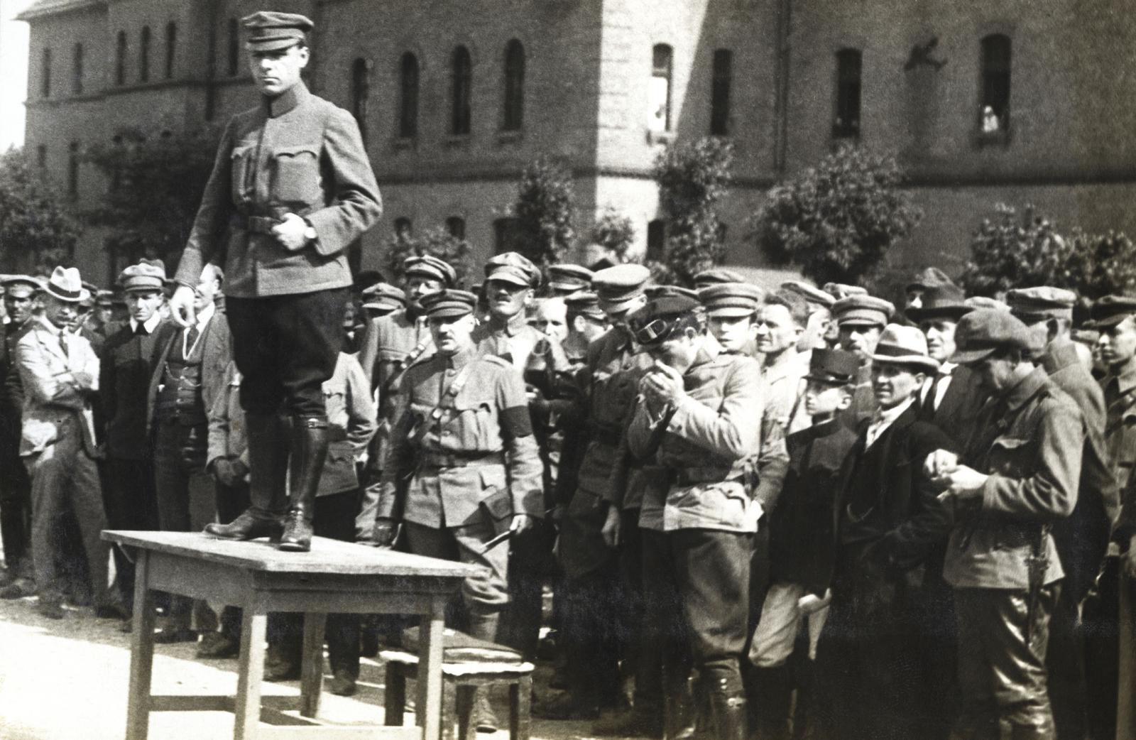 1919, Kieselbach Galéria, katona, szónok, asztal, Fortepan #295945