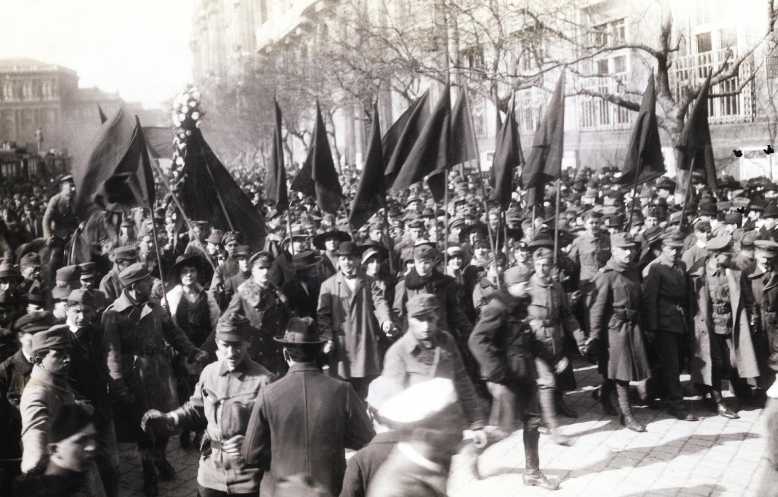 1919, Kieselbach Galéria, tömeg, zászló, Fortepan #295950