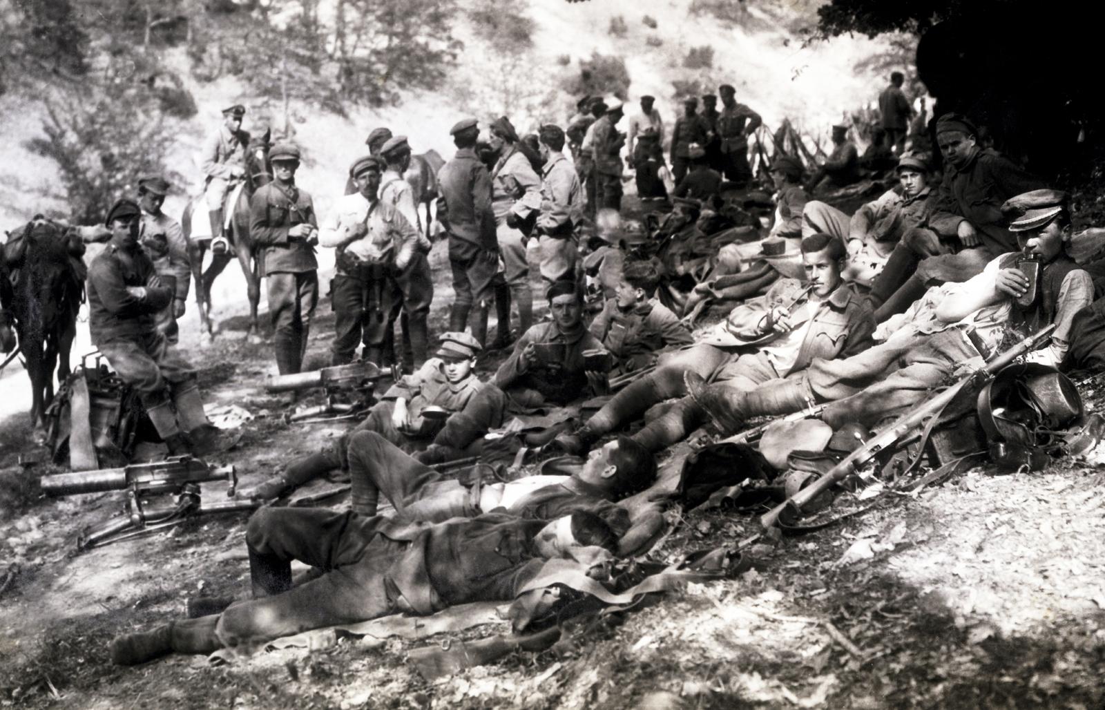 1919, Kieselbach Galéria, soldier, relaxation, hillside, Fortepan #295952