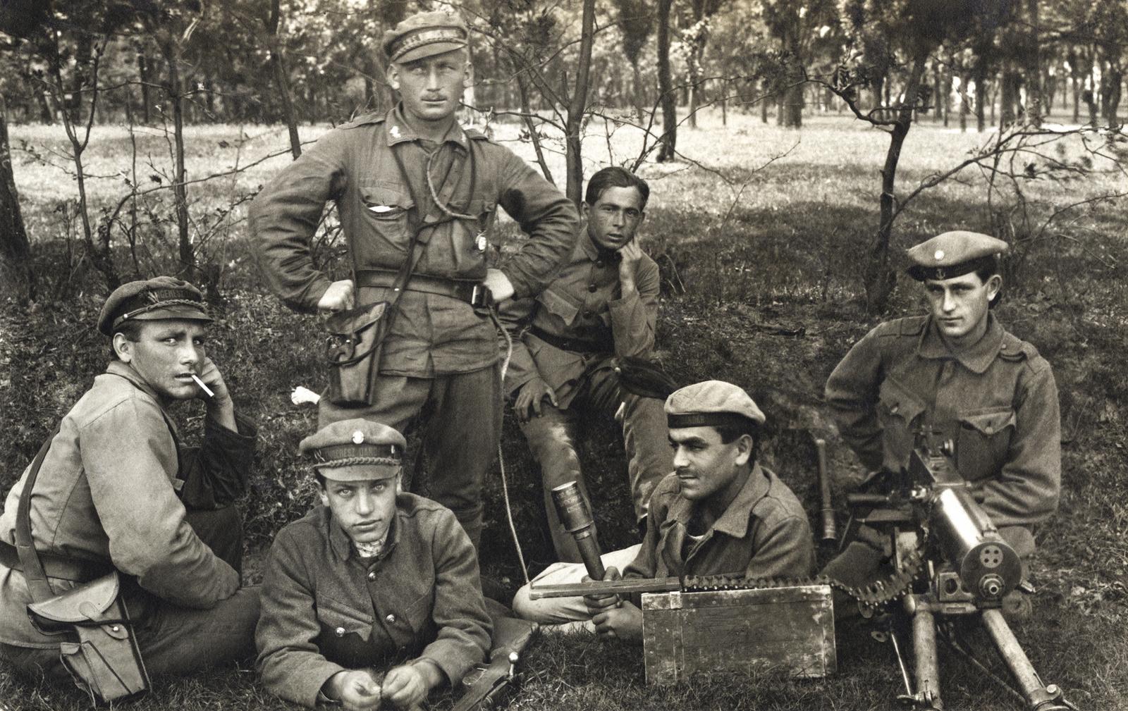 1919, Kieselbach Galéria, katona, csoportkép, heveder, Fortepan #295954