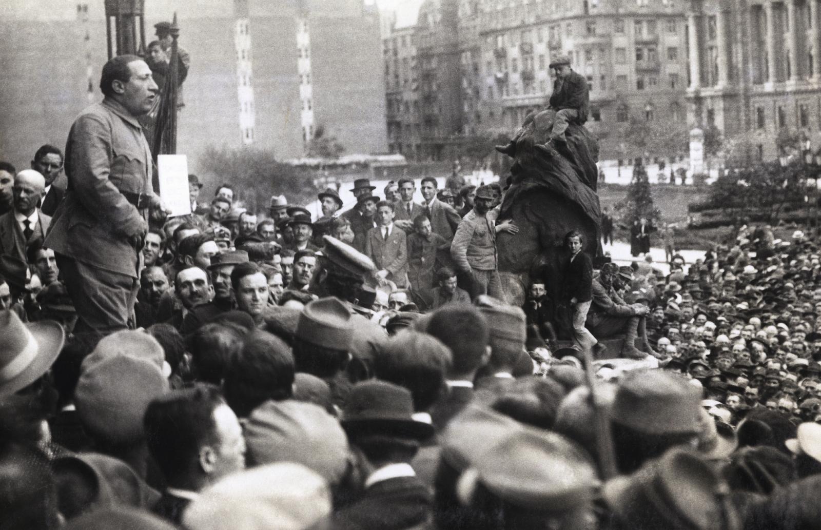 1919, Kieselbach Galéria, tömeg, bámészkodás, szobron ül, Fortepan #295956