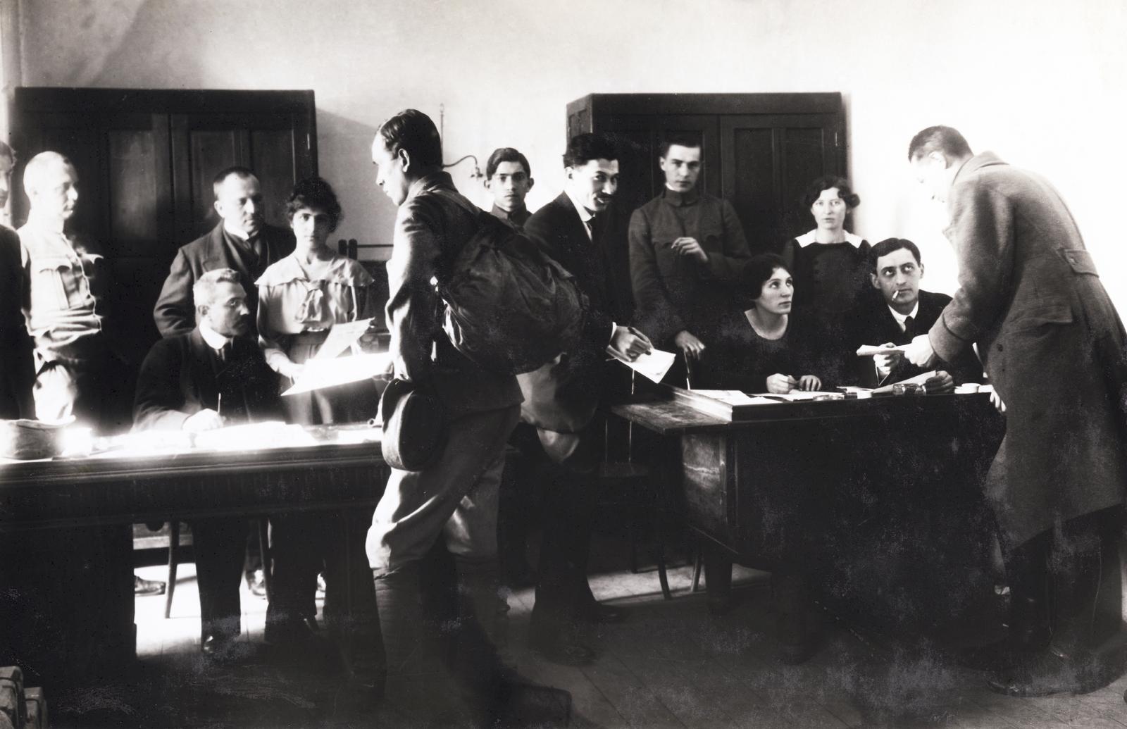 1919, Kieselbach Galéria, asztal, hátizsák, Fortepan #295961