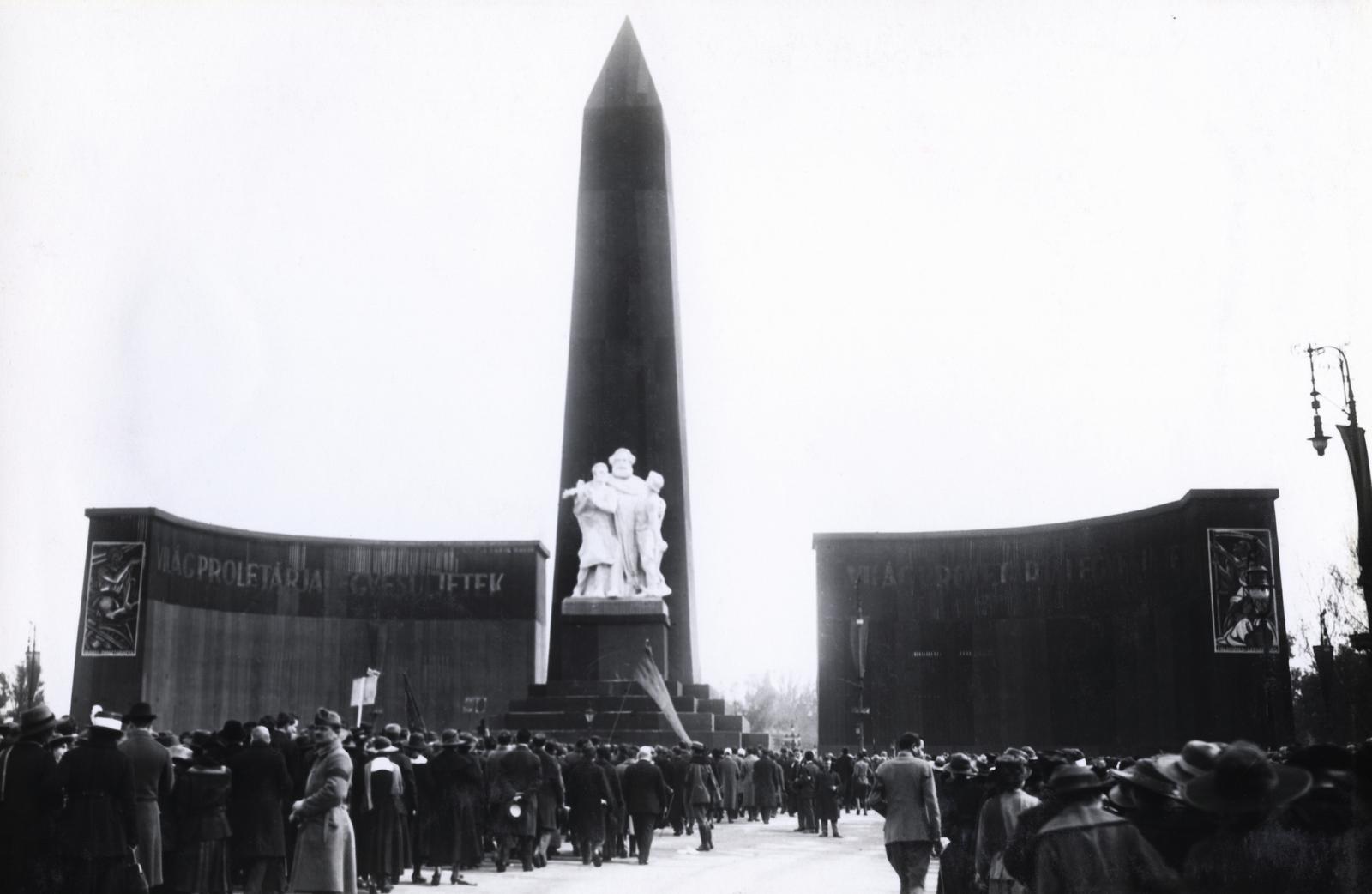 1919, Kieselbach Galéria, communism, slogan, sculptural group, 1st of May parade, Karl Marx-portrayal, Hungarian Soviet Republic, Fortepan #295968