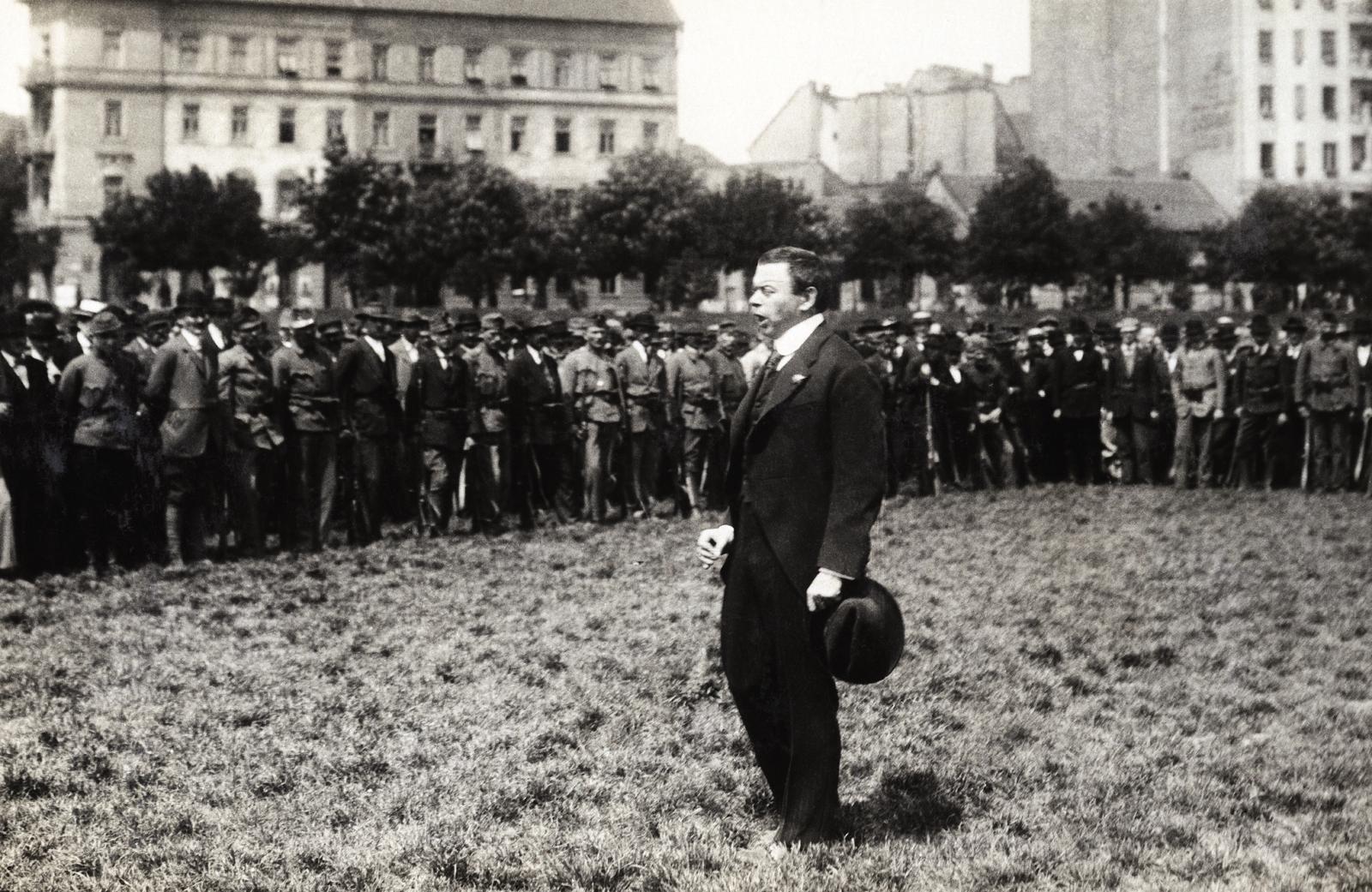 1919, Kieselbach Galéria, tömeg, politikus, férfiak, kalap kézben, gyűlés, Fortepan #295973