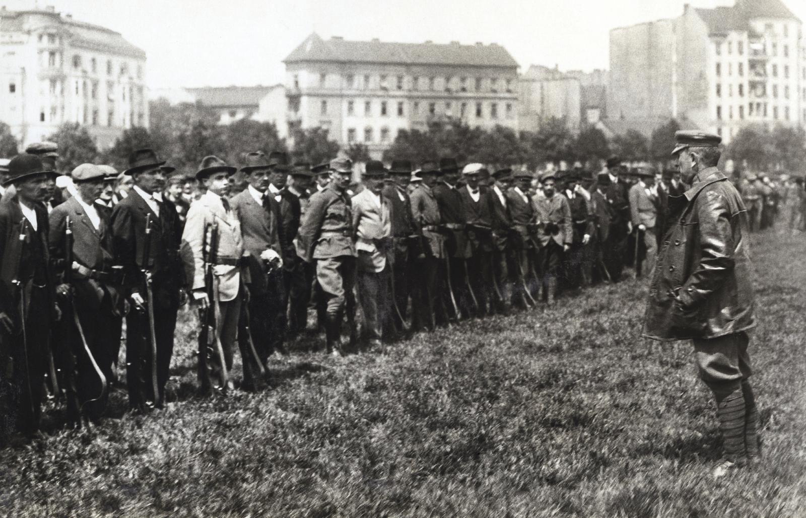 1919, Kieselbach Galéria, bőrkabát, férfiak, sorakozó, puska, Fortepan #295974