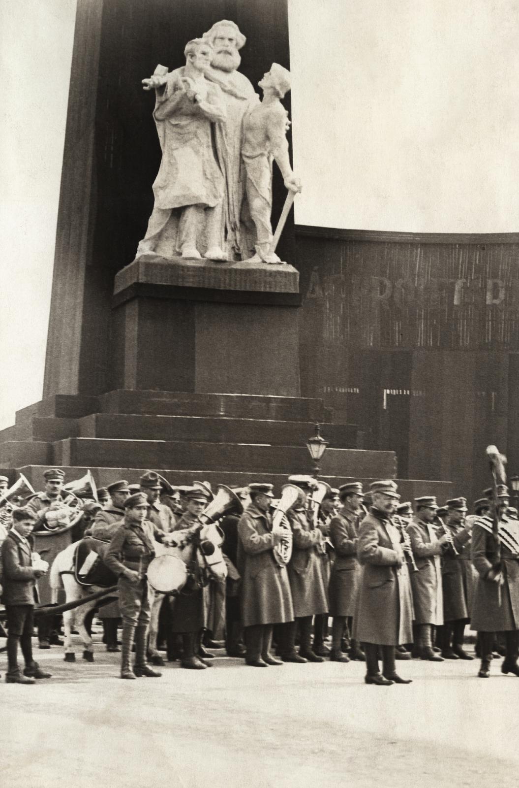 1919, Kieselbach Galéria, sculptural group, Karl Marx-portrayal, military band, Fortepan #295981