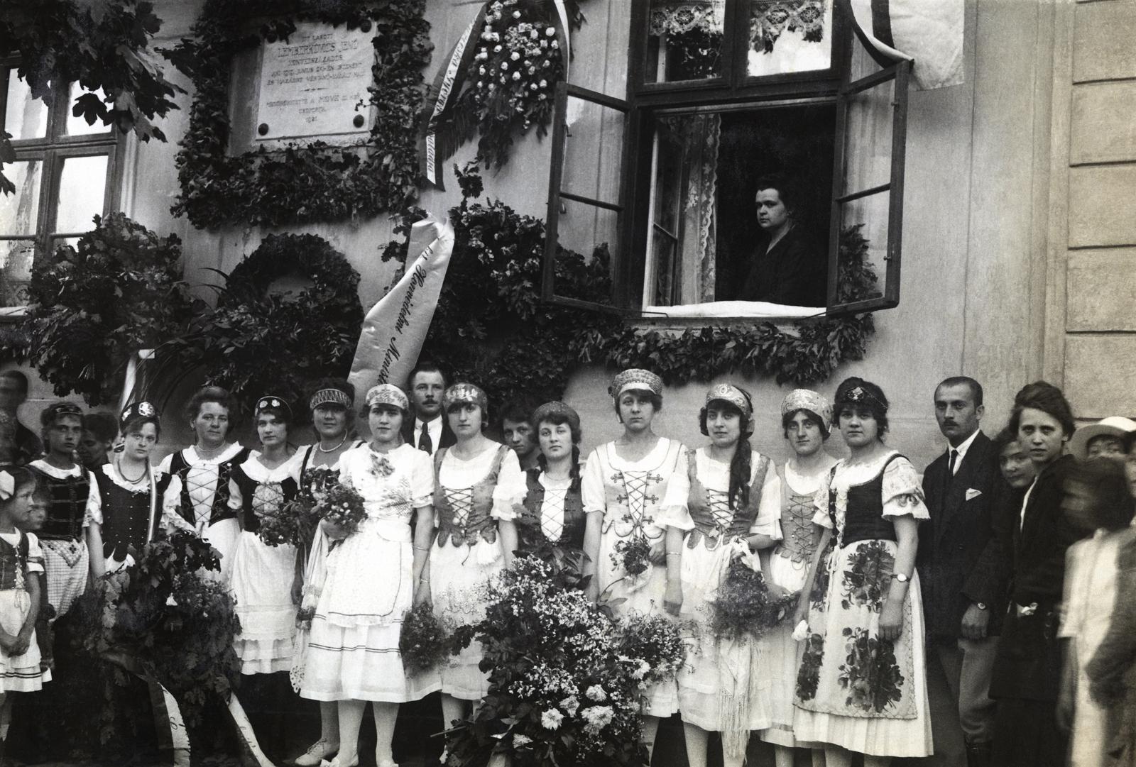 1919, Kieselbach Galéria, ünnepség, népviselet, koszorú, emléktábla, Fortepan #295996