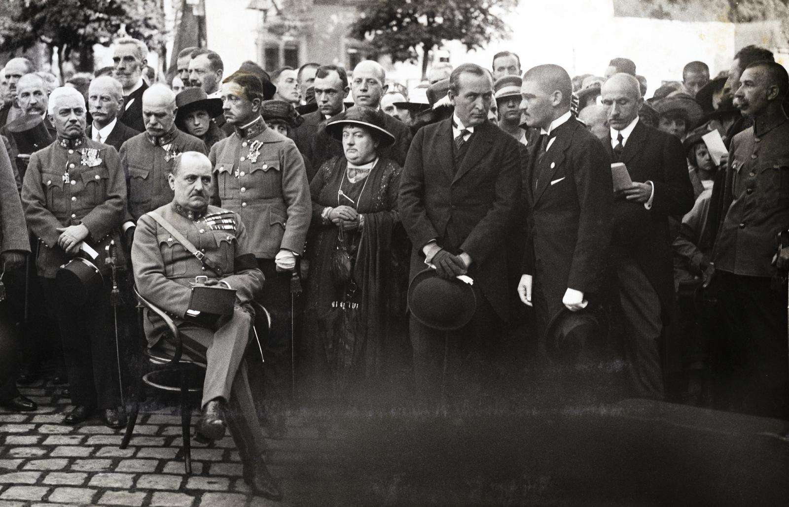 1919, Kieselbach Galéria, kitüntetés, kalap kézben, tiszt, katona, Fortepan #295998