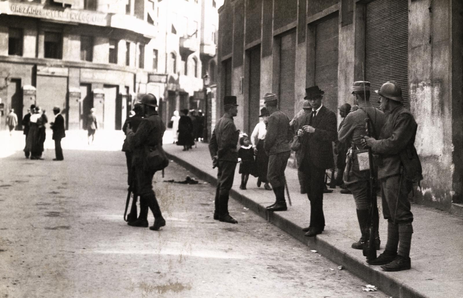 Hungary, Budapest VII., Wesselényi utca, balra a Rumbach Sebestyén utca., 1919, Kieselbach Galéria, Budapest, soldier, shutter, Fortepan #296010