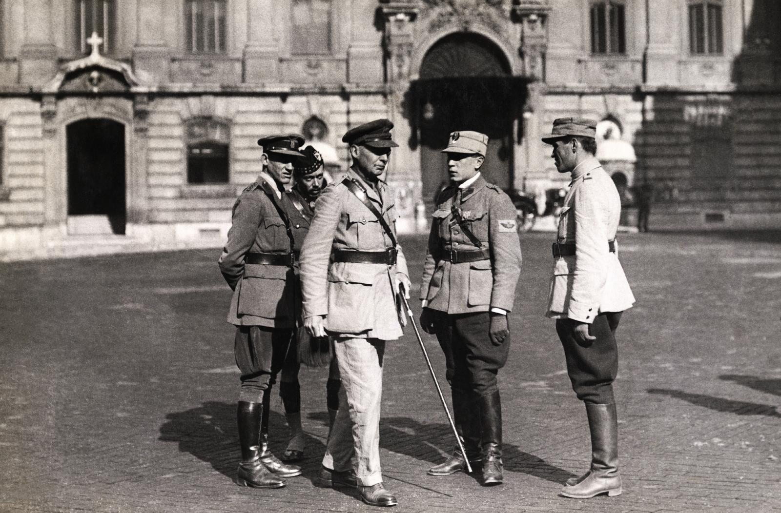 Hungary, Budapest I., a Királyi Palota (később Budavári Palota) Nagy udvara, bottal Gorton tábornok, az angol misszió vezetője, mögötte a hadsegéde, takarva a skót Moleswort kapitány látható. A felvétel 1919. szeptemberében az antant / entente tanácskozás alkalmával készült., 1919, Kieselbach Galéria, Budapest, Fortepan #296012