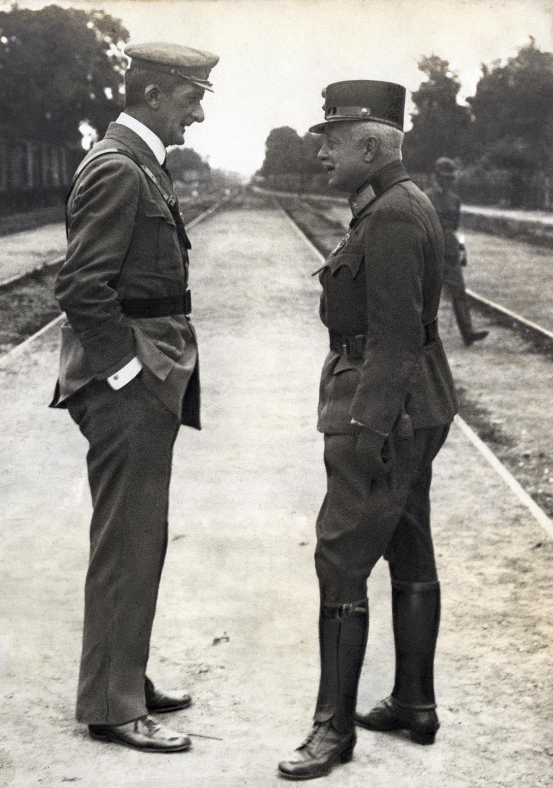 Magyarország, Horthy Miklós a Nemzeti Hadsereg főparancsnoka és Soós Károly altábornagy a Nemzeti Hadsereg vezérkari főnöke., 1919, Kieselbach Galéria, beszélgetés, zsebredugott kéz, politikus, híres ember, Fortepan #296013