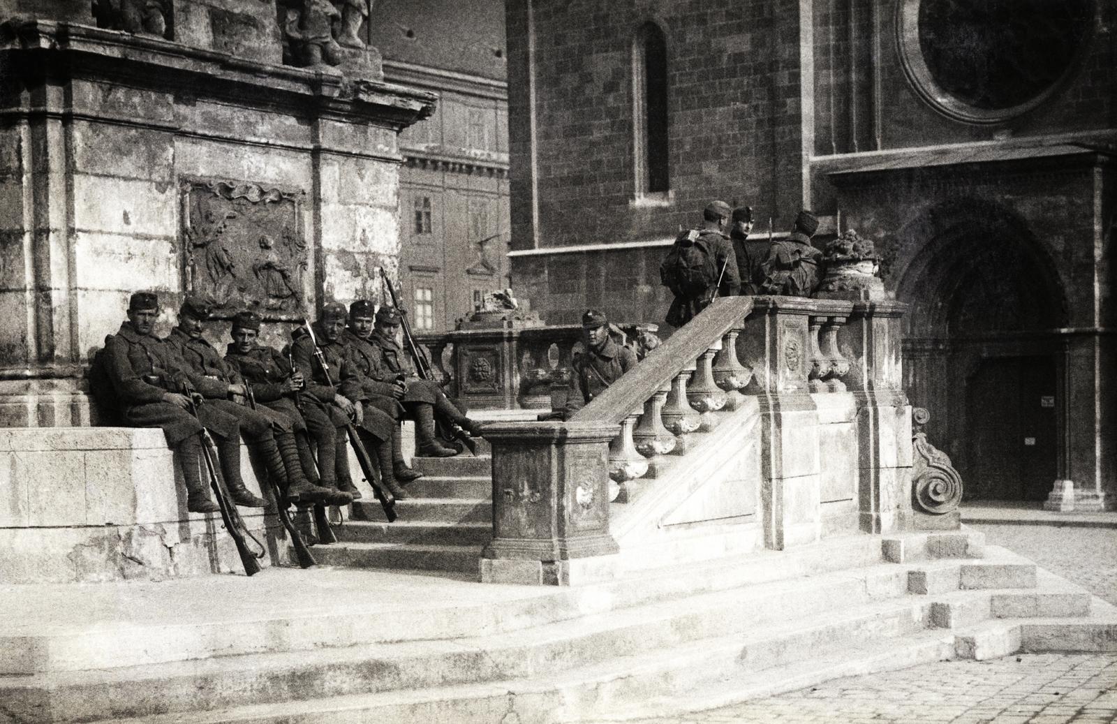 1919, Kieselbach Galéria, lépcsőn ülni, magyar katona, balusztrád, puska, Fortepan #296033