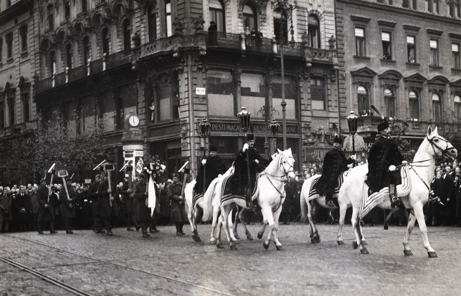 1919, Kieselbach Galéria, funeral, rider, public clock, carrying, headstone, Fortepan #296039