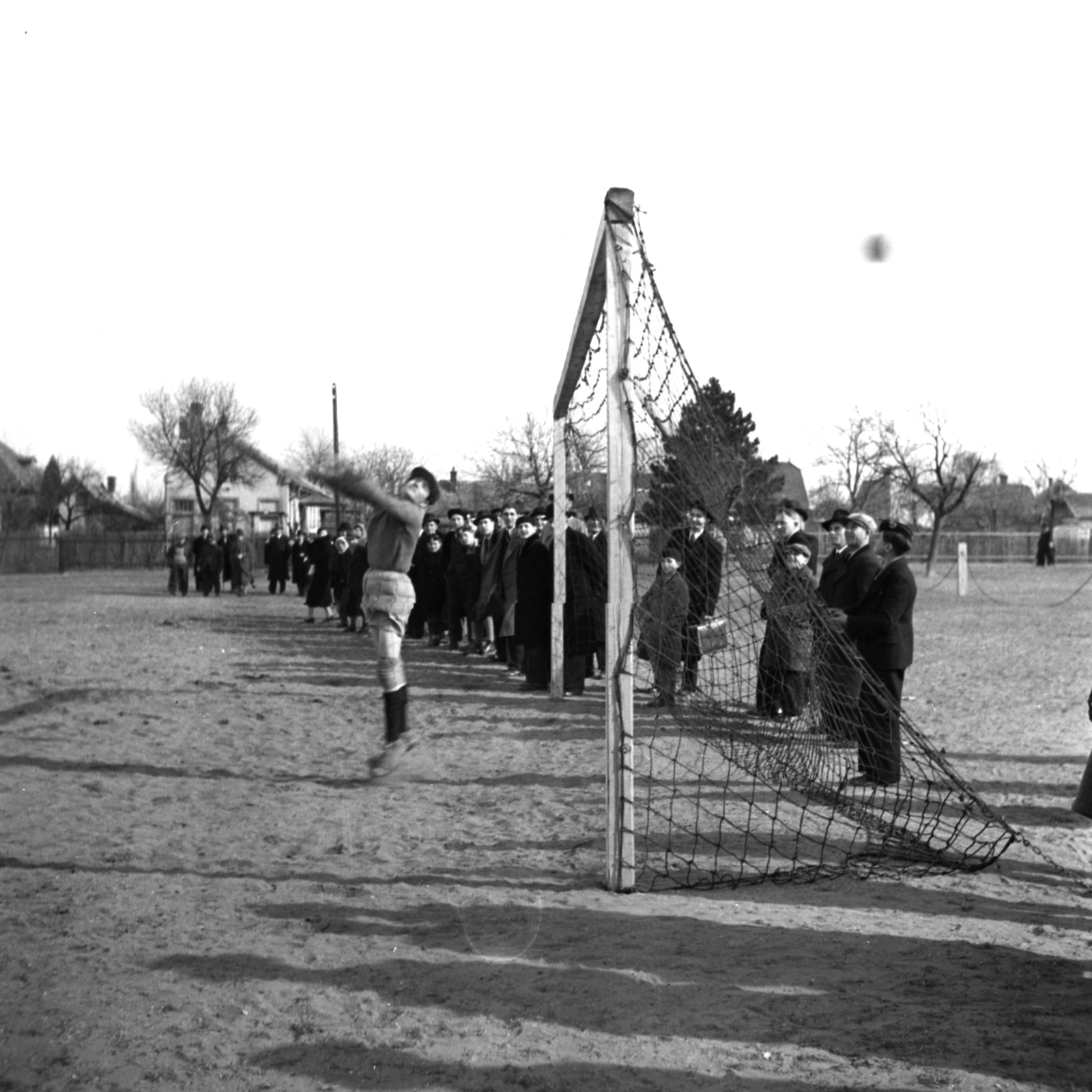 Hungary, Alag, Dunakeszi, az Alagi Sport Club (ASC) pályája., 1938, Kölcsey Ferenc Dunakeszi Városi Könyvtár / Petanovits fényképek, football, gate, goalkeeper, Fortepan #29610