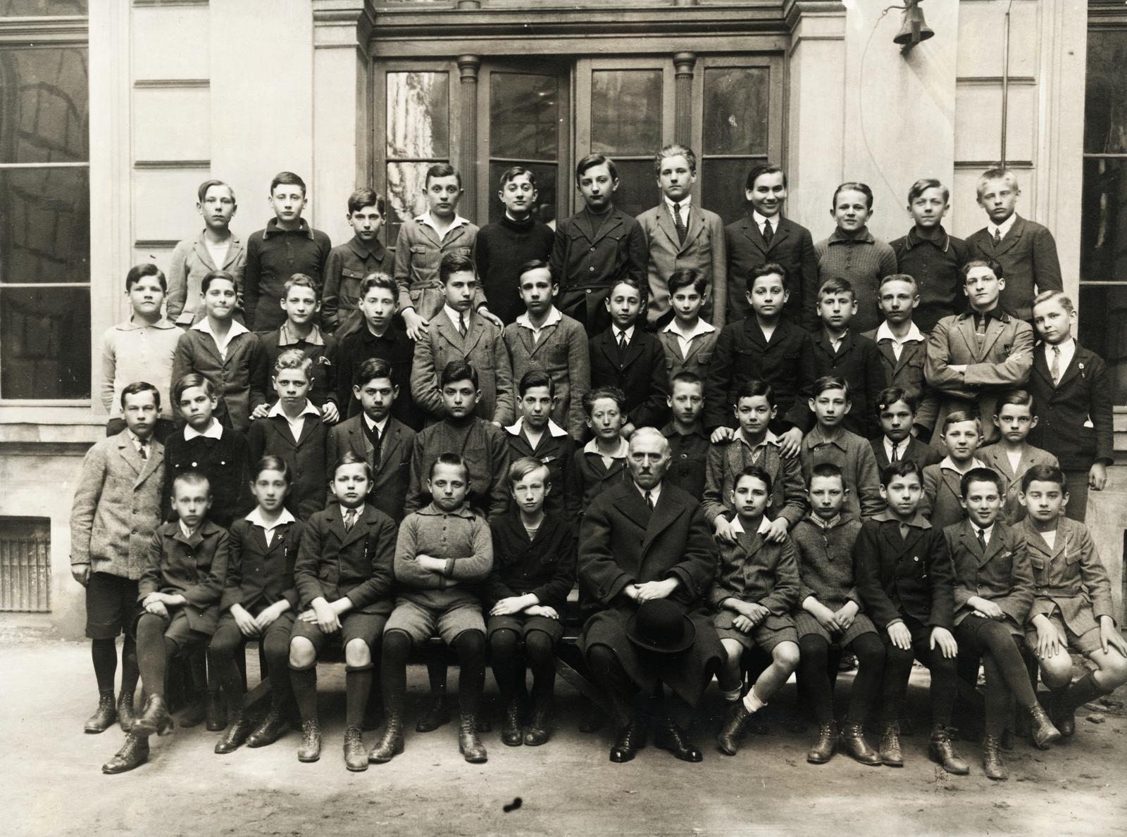 Magyarország, Budapest VIII., Horánszky utca 11., a Vörösmarty fő­reáliskola (később Vörösmarty Gimnázium) egyik osztályának csoportképe., 1930, Szegő István, Budapest, fiúosztály, Fortepan #296114