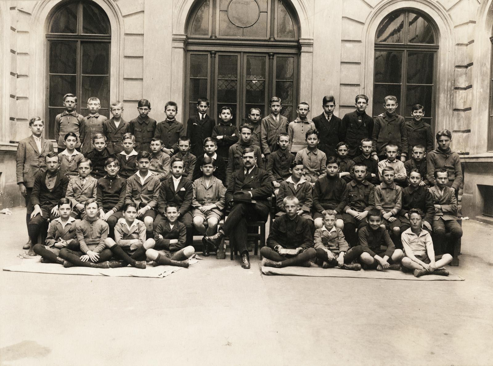 Hungary, Budapest VIII., Horánszky utca 11., a Vörösmarty fő­reáliskola (később Vörösmarty Gimnázium) egyik osztályának csoportképe., 1929, Szegő István, Budapest, school, class photo, Fortepan #296117
