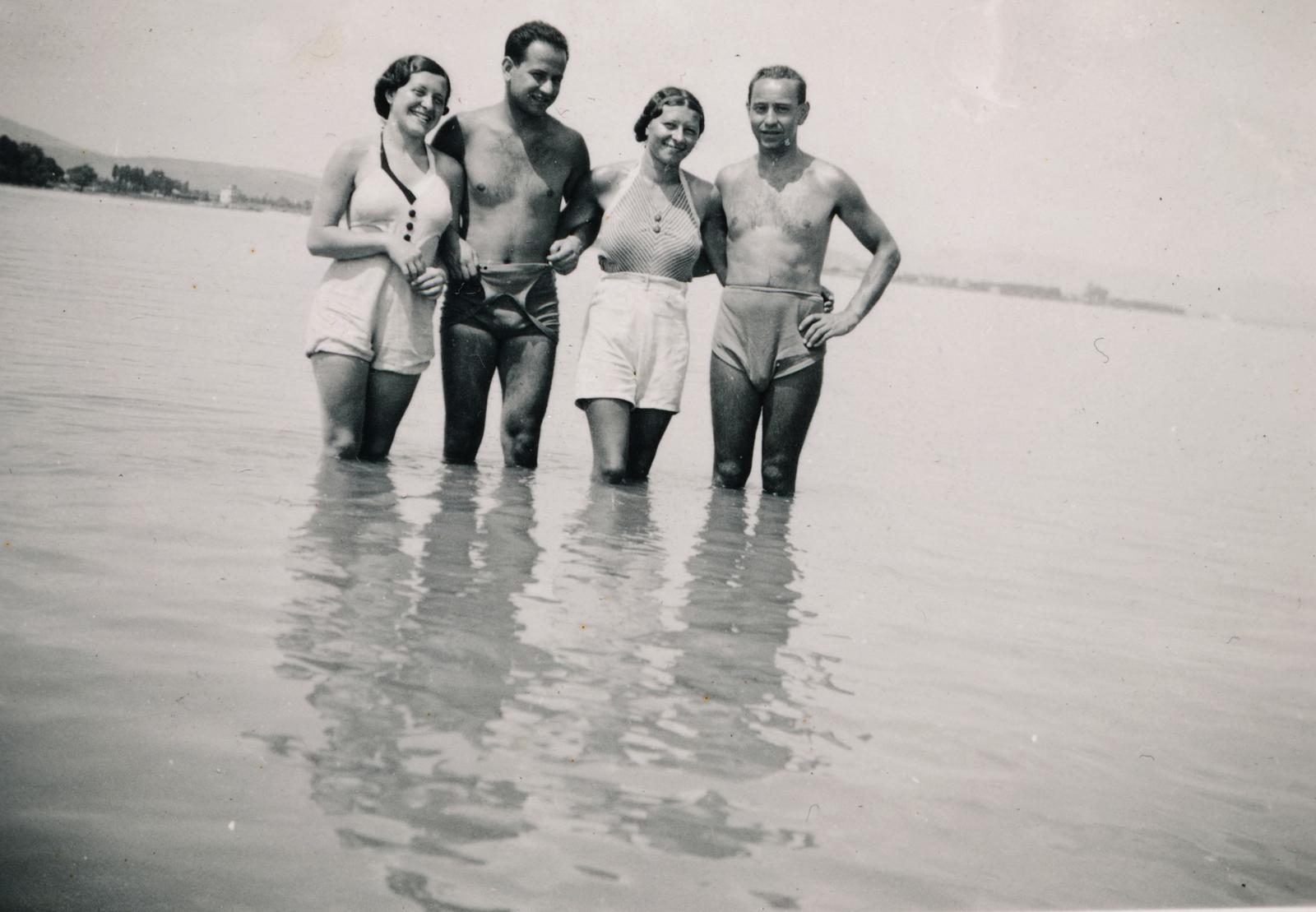 Magyarország, Budapest IV., Újpest, a felvétel a Palotai-sziget közelében készült, háttérben a túlparton a Római part., 1941, Szegő István, Budapest, fürdőruha, Fortepan #296127