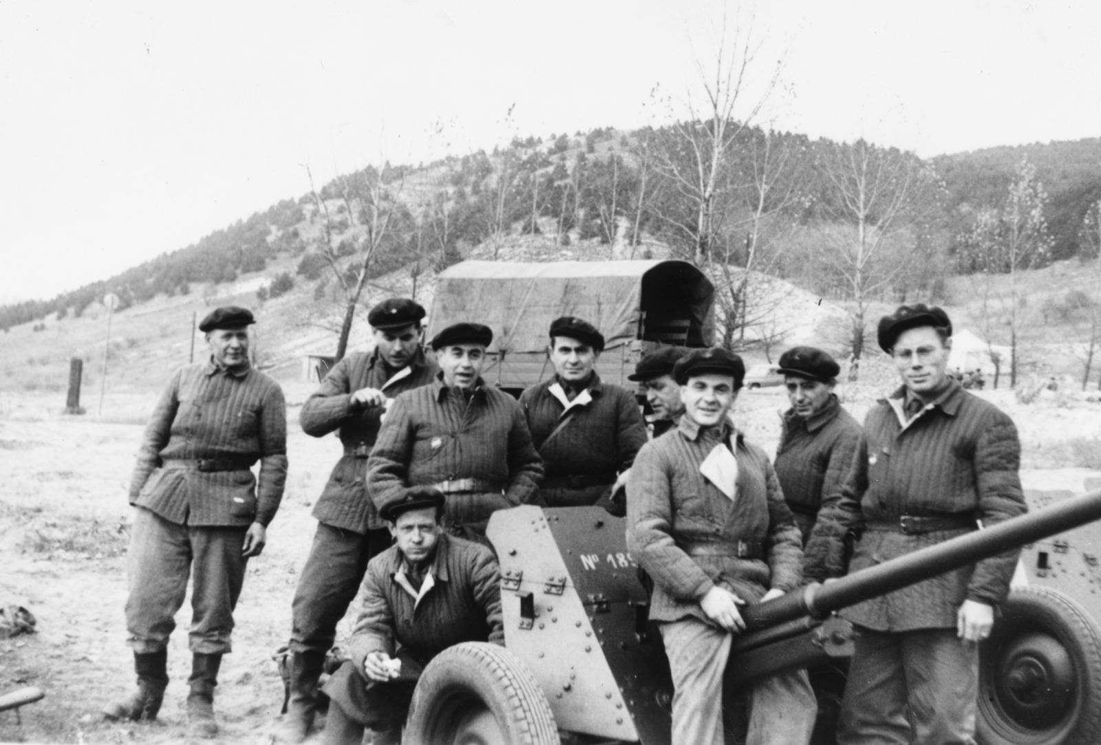Magyarország, munkásőrök gyakorlaton egy 45 mm-es 1942 mintájú páncéltörő ágyúval., 1957, Szegő István, Fortepan #296135
