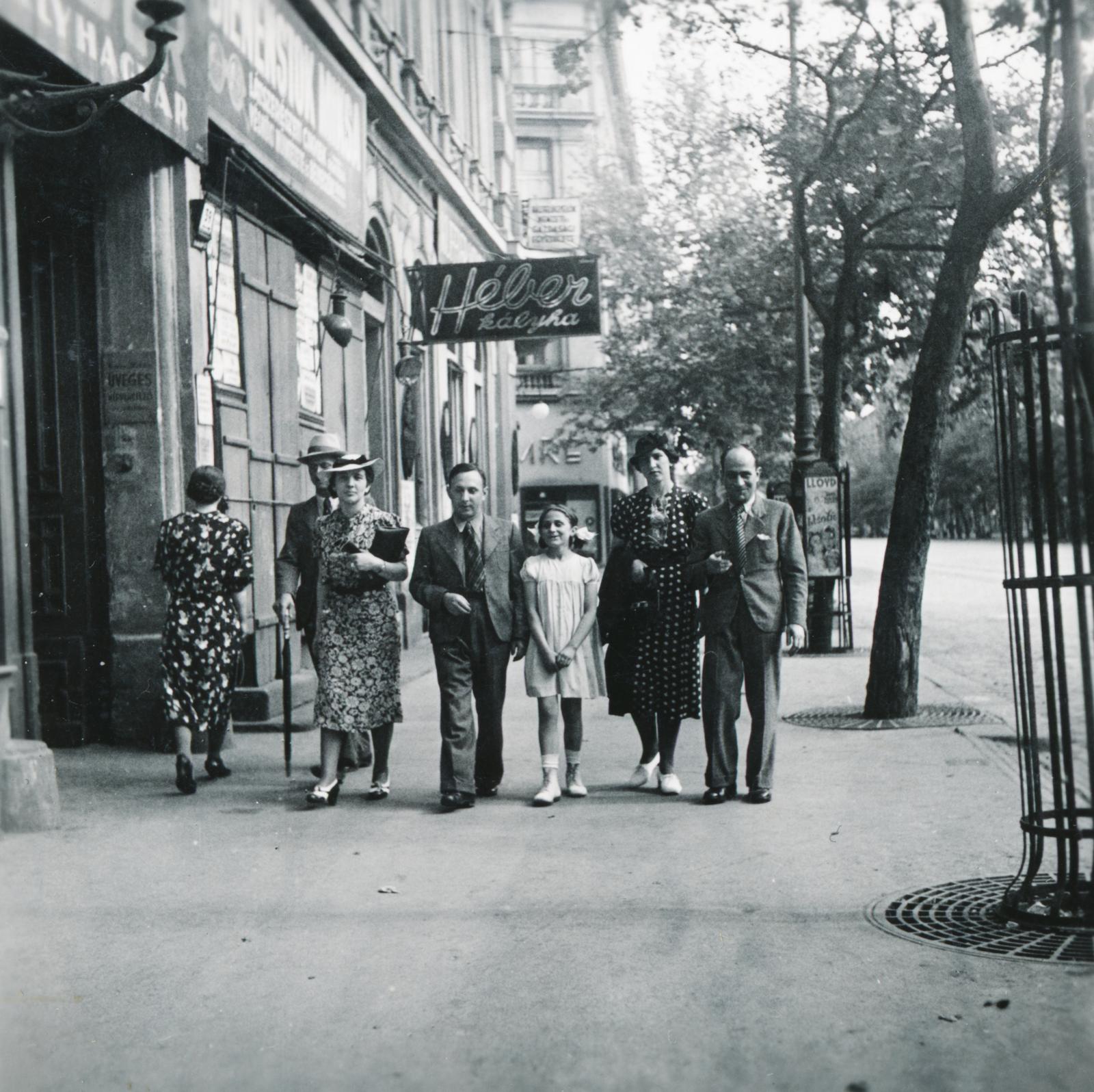 Hungary, Budapest VI., a felvétel a Bajcsy-Zsilinszky (Vilmos császár) út 39. számú ház előtt készült., 1943, Szegő István, Budapest, Fortepan #296137