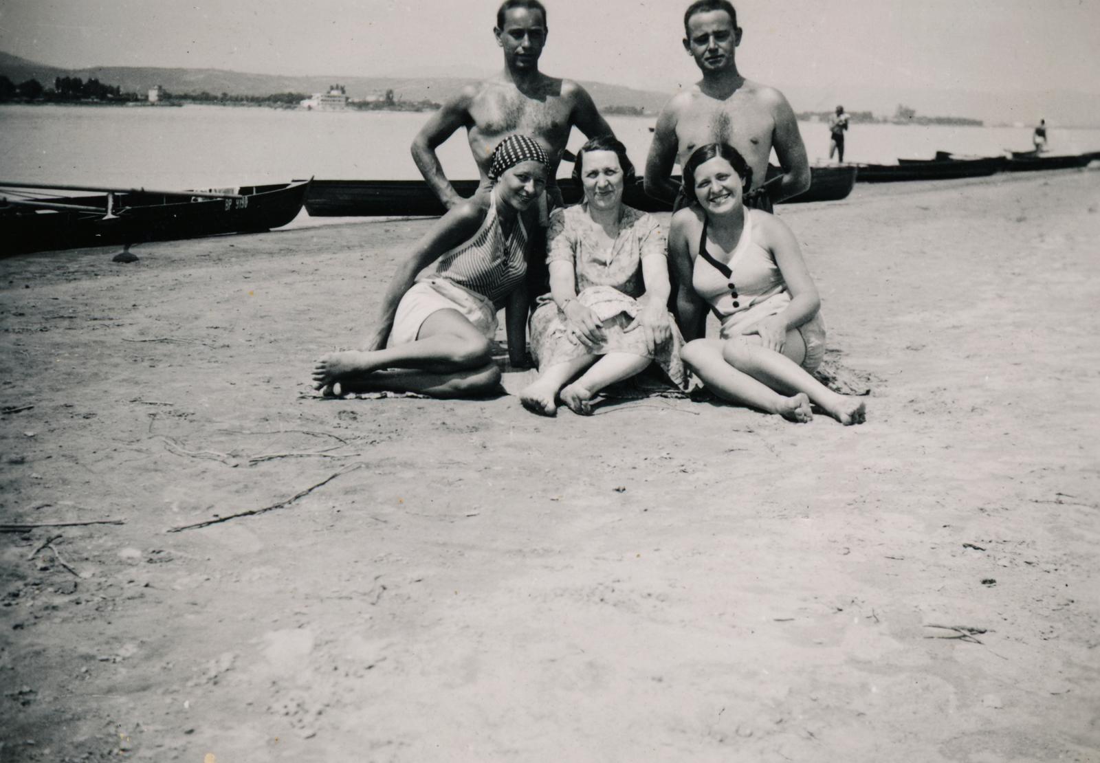 Magyarország, Budapest IV., Újpest, a felvétel a Palotai-szigeten készült, háttérben a túlparton a Római part., 1940, Szegő István, Budapest, Fortepan #296139