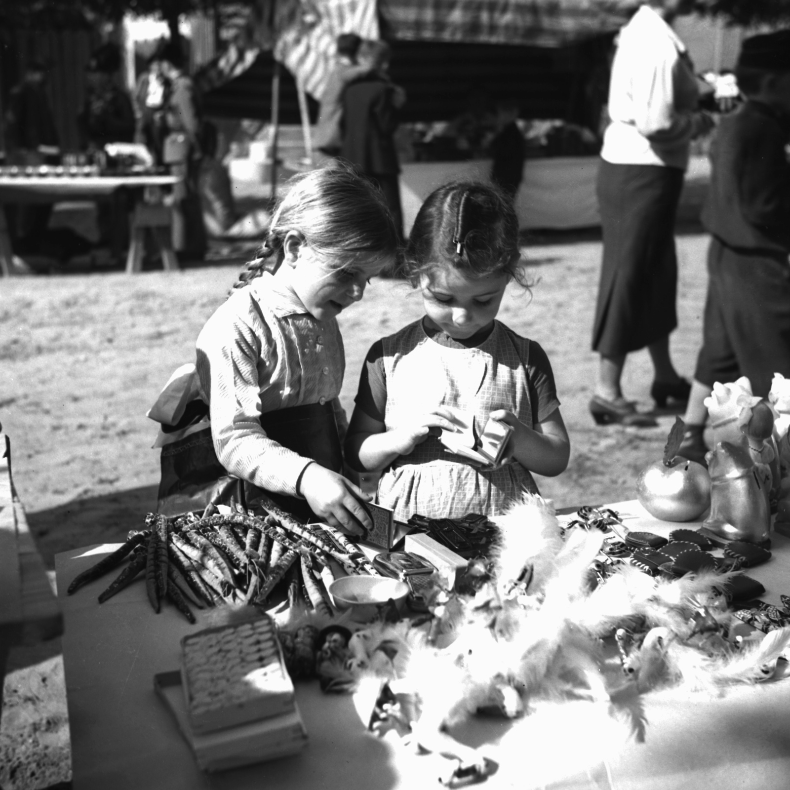 Magyarország, Dunakeszi, vásár., 1938, Kölcsey Ferenc Dunakeszi Városi Könyvtár / Petanovits fényképek, vásár, lány, Fortepan #29615