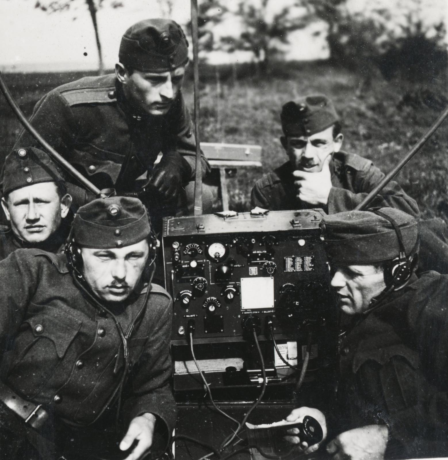 1940, Szegő István, híradó katona, fejhallgató, rádió, Fortepan #296154