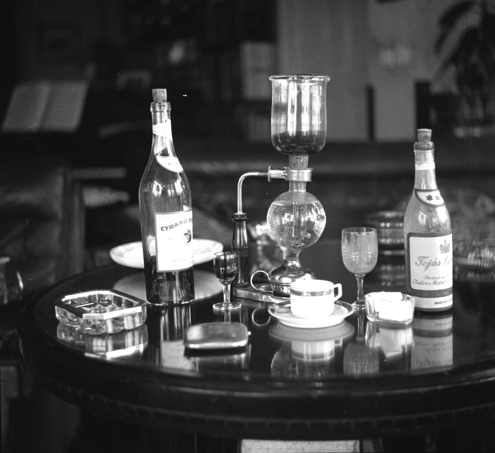 Hungary, Csendélet, középen egy üveg kávéfőző borszeszégővel., 1938, Kölcsey Ferenc Dunakeszi Városi Könyvtár / Petanovits fényképek, cigarette, ashtray, coffee maker, cognac, liquor, still life, Fortepan #29618