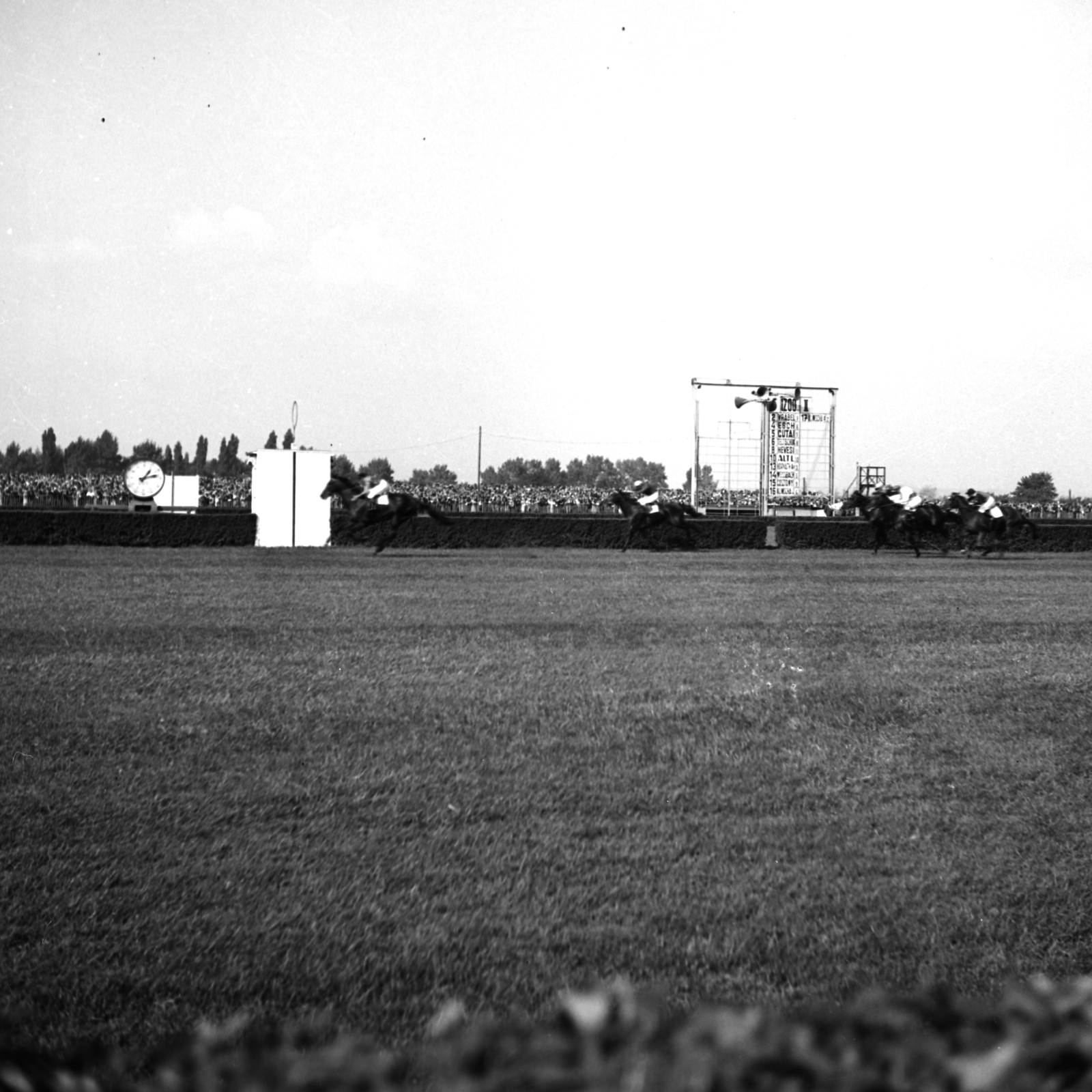 Hungary, Budapest X., Albertirsai út, Lóversenypálya, egyenespálya a célnál, háttérben a III. hely., 1938, Kölcsey Ferenc Dunakeszi Városi Könyvtár / Petanovits fényképek, Budapest, Fortepan #29623