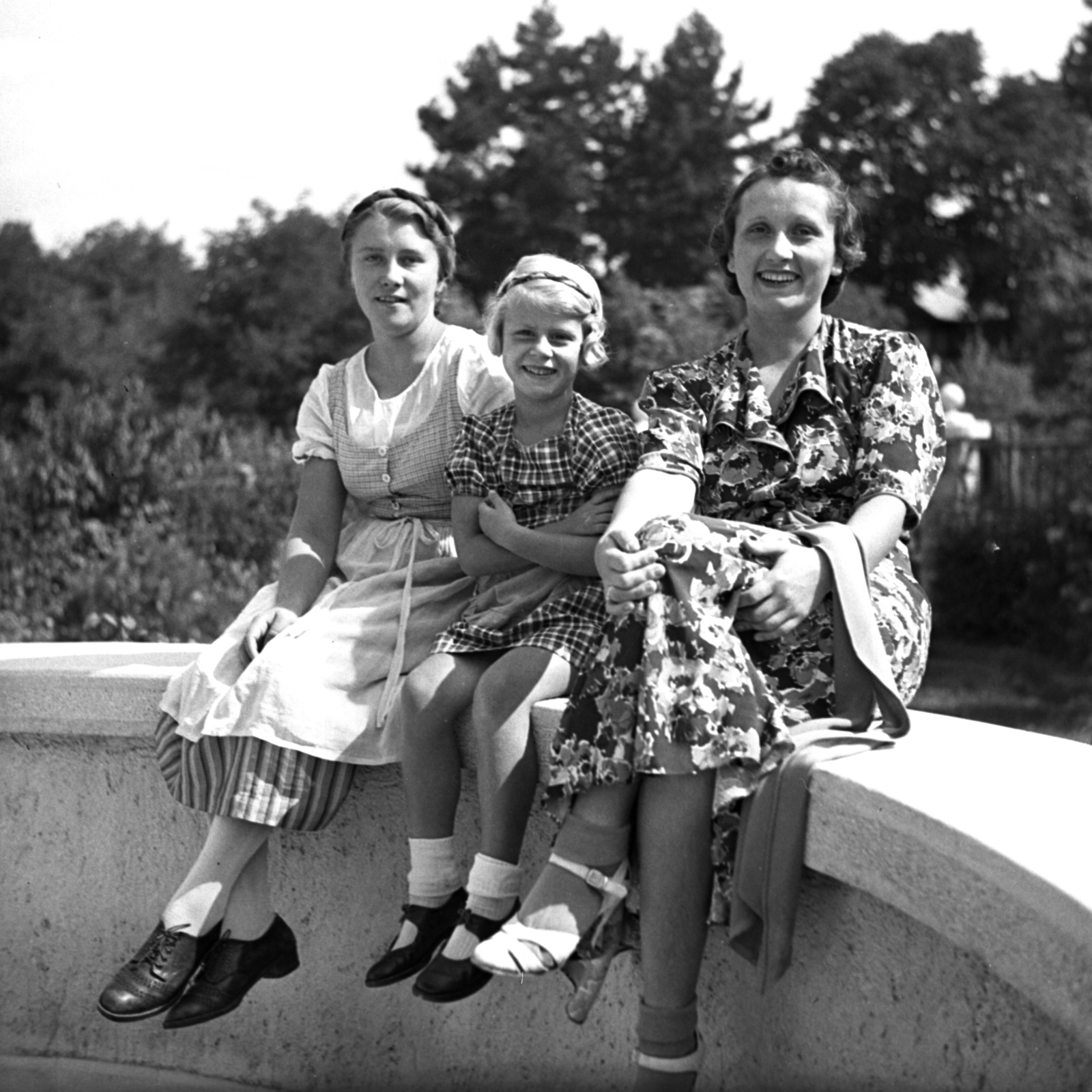 Hungary, Alag, Dunakeszi, Batthyány Elemér utca, a felvétel a 14-es számú ház teraszán készült., 1939, Kölcsey Ferenc Dunakeszi Városi Könyvtár / Petanovits fényképek, women, sitting on a wall, summer dresses, Fortepan #29636