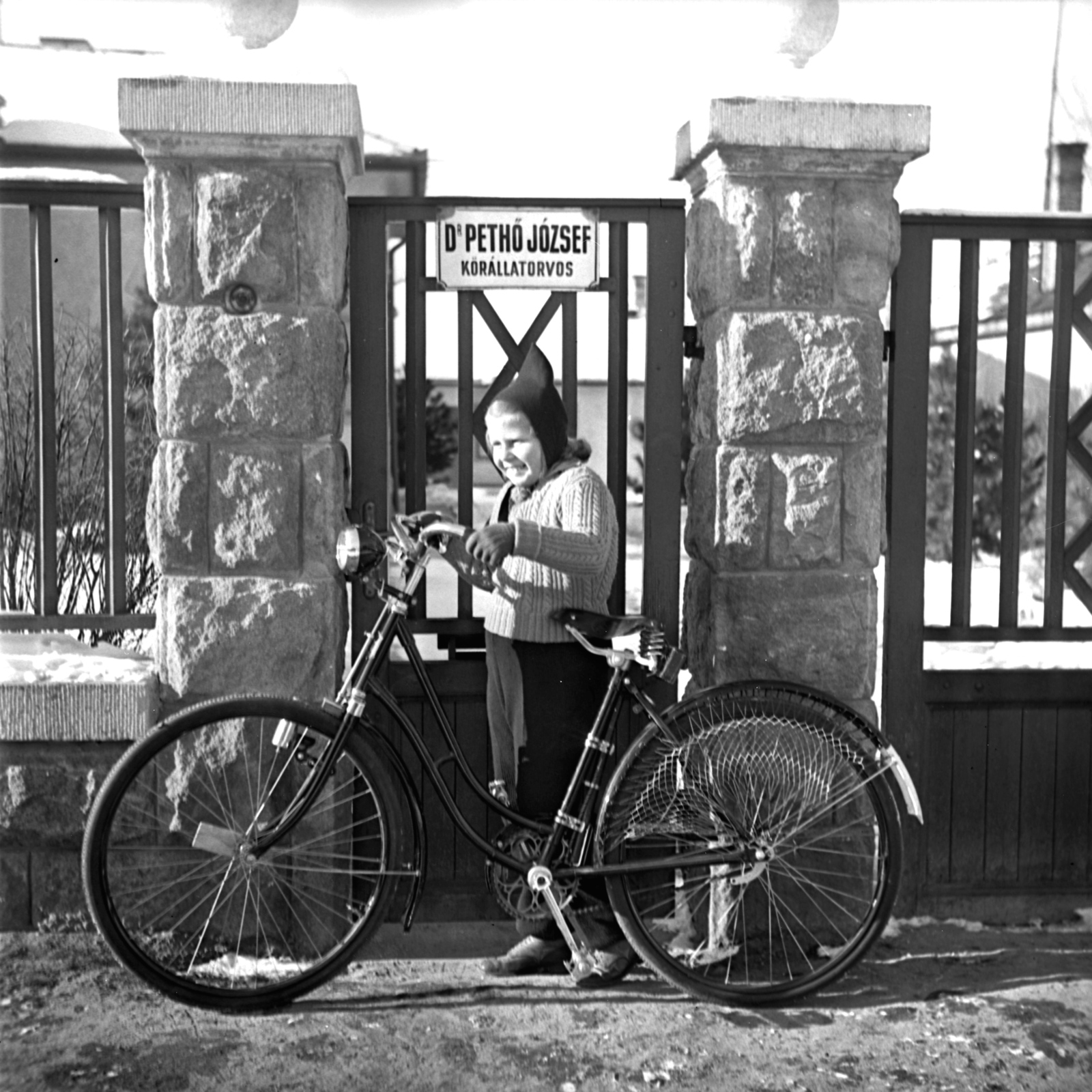 Magyarország, Alag, Dunakeszi, Batthyány Elemér utca, a felvétel a 14-es számú ház kapujánál készült., 1938, Kölcsey Ferenc Dunakeszi Városi Könyvtár / Petanovits fényképek, kerékpár, magyar gyártmány, állatorvos, Weiss Manfréd-márka, Fortepan #29643
