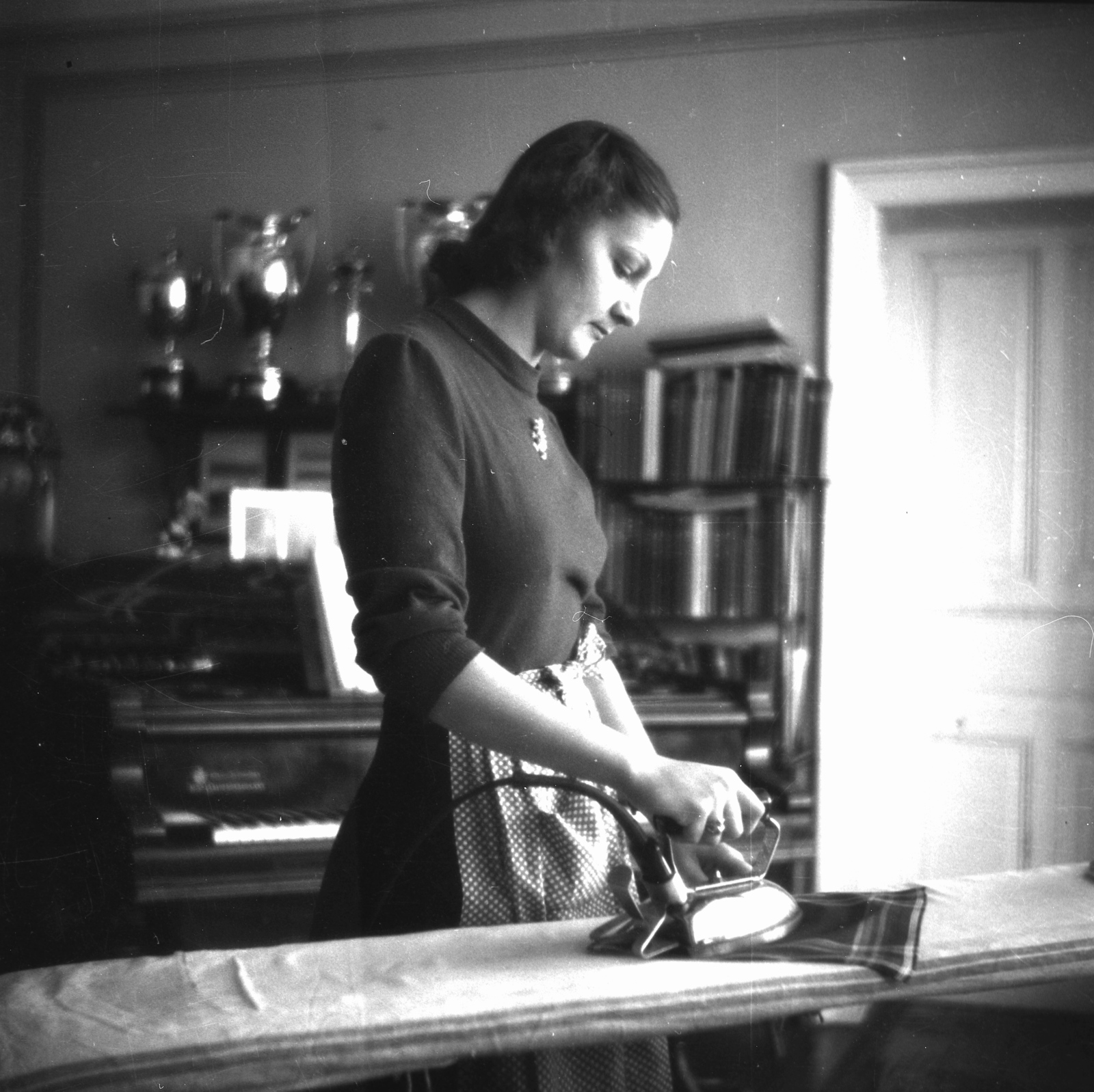 1938, Kölcsey Ferenc Dunakeszi Városi Könyvtár / Petanovits fényképek, enteriőr, vasaló, zsebkendő, Fortepan #29645