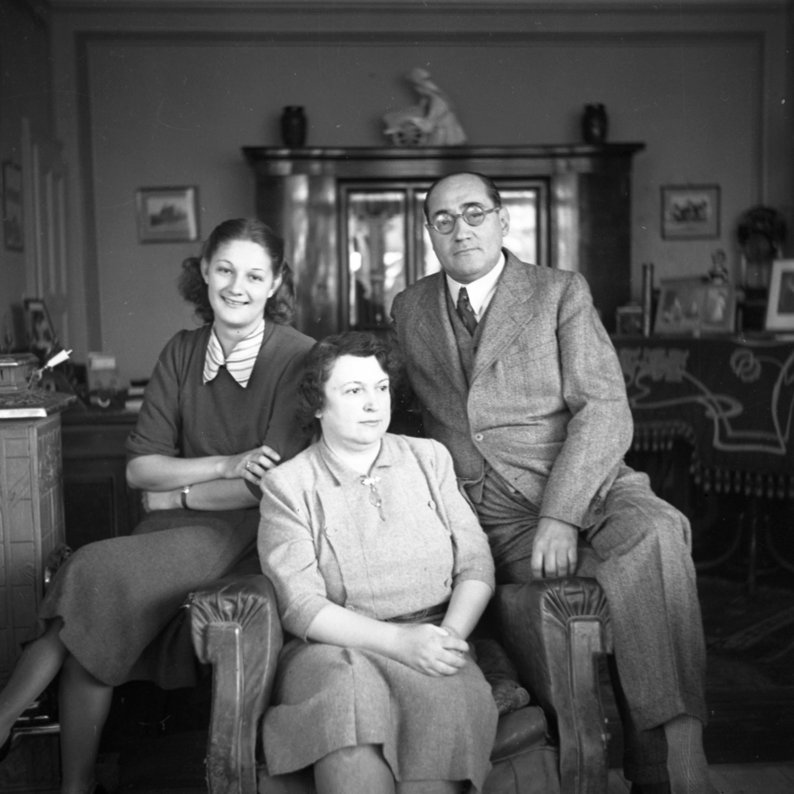 Hungary, Alag, Dunakeszi, Petanovits József szállodatulajdonos és családja az otthonukban., 1938, Kölcsey Ferenc Dunakeszi Városi Könyvtár / Petanovits fényképek, family, interior, sitting on the armrest of a chair, Fortepan #29646