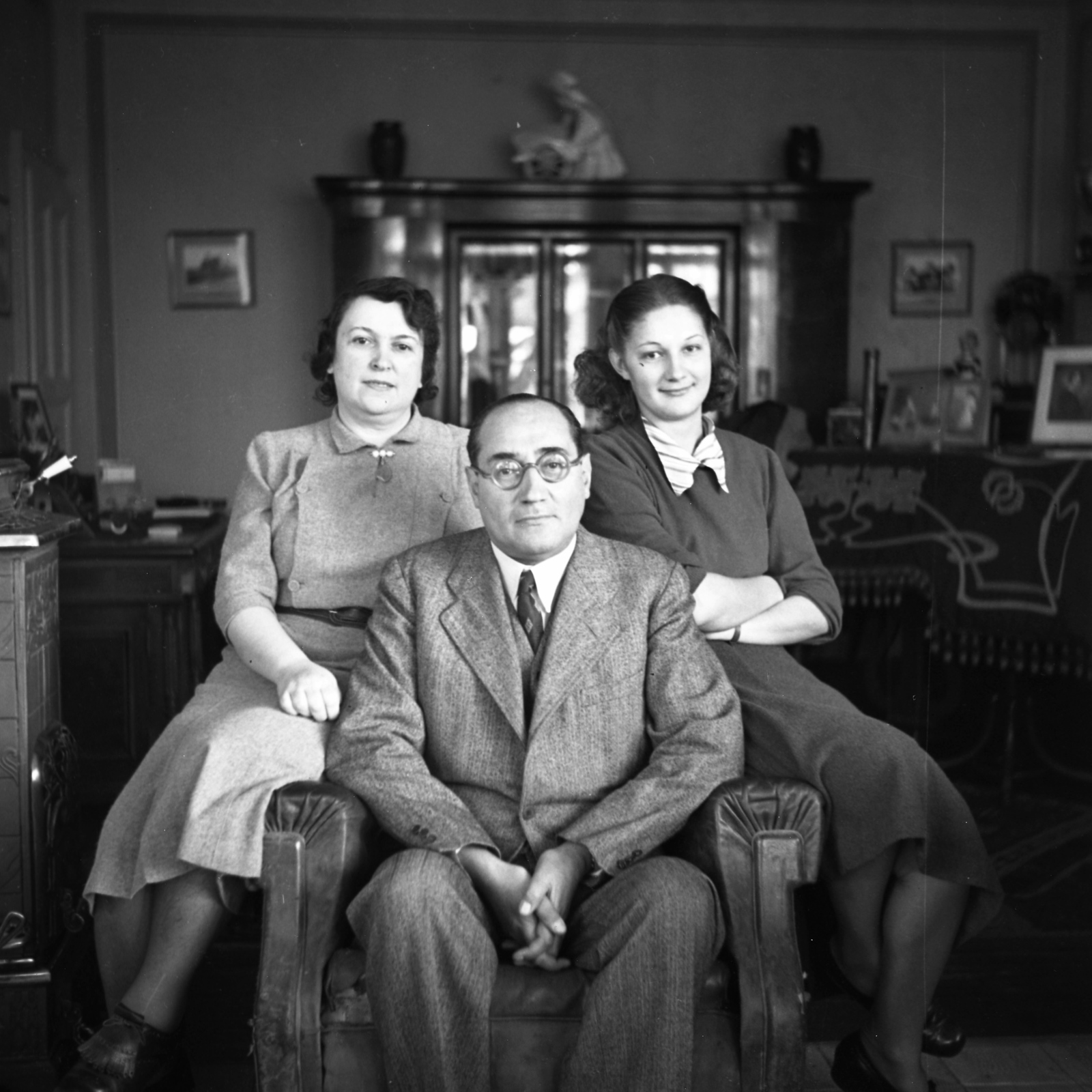 Magyarország, Alag, Dunakeszi, Petanovits József szállodatulajdonos és családja az otthonukban., 1938, Kölcsey Ferenc Dunakeszi Városi Könyvtár / Petanovits fényképek, család, enteriőr, fotel, szék karfáján ülés, Fortepan #29647