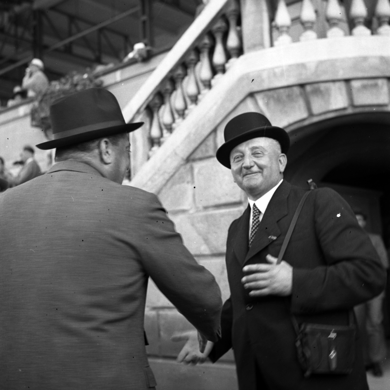 Magyarország, Budapest X., Albertirsai út, Lóversenypálya, I. helyi tribün, Hesp József tréner., 1938, Kölcsey Ferenc Dunakeszi Városi Könyvtár / Petanovits fényképek, Budapest, mosoly, háttal, keménykalap, Fortepan #29652