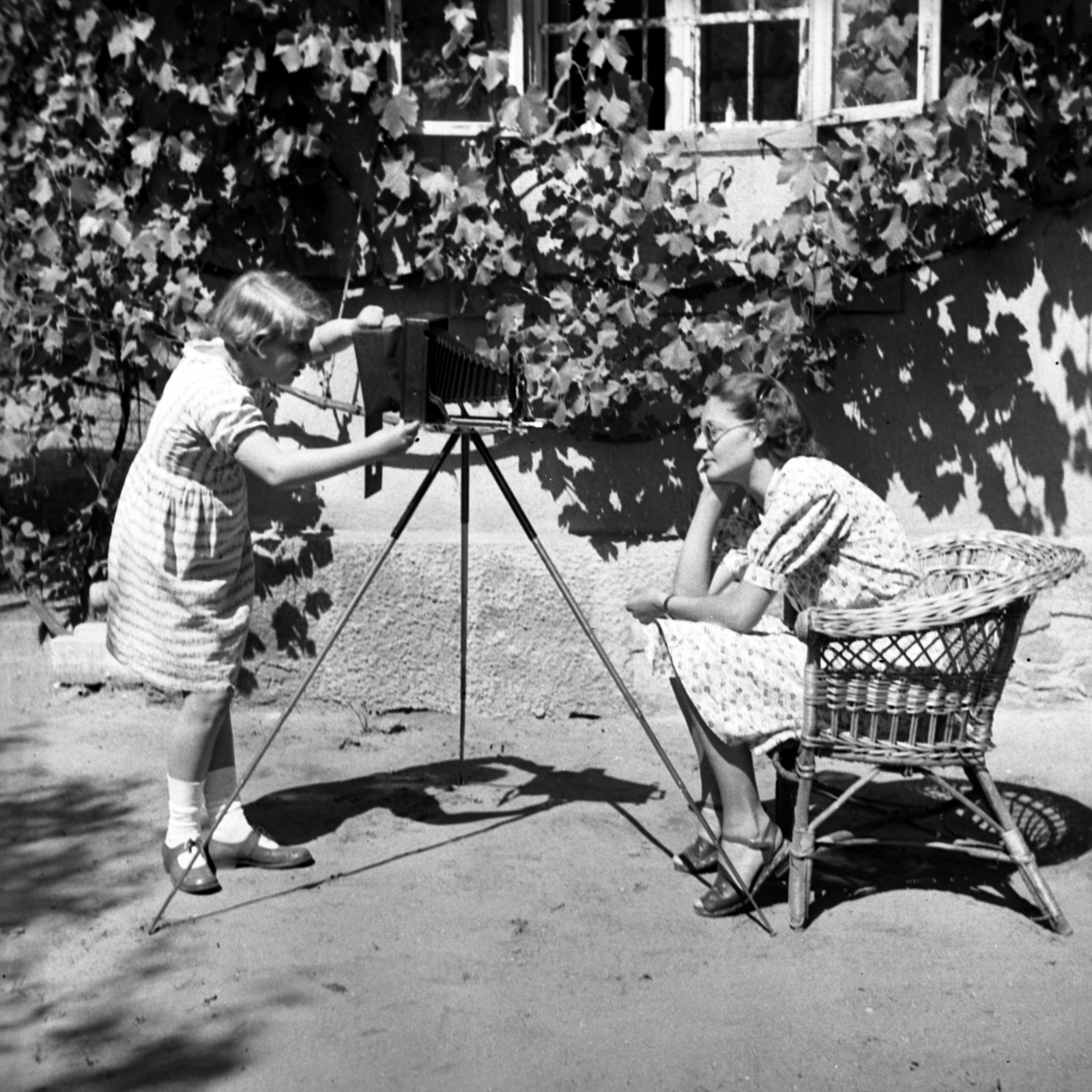 Hungary, Alag, Dunakeszi, Batthyány Elemér utca 8., a Petanovits-ház kertje., 1938, Kölcsey Ferenc Dunakeszi Városi Könyvtár / Petanovits fényképek, wicker chair, camera, photography, Fortepan #29658