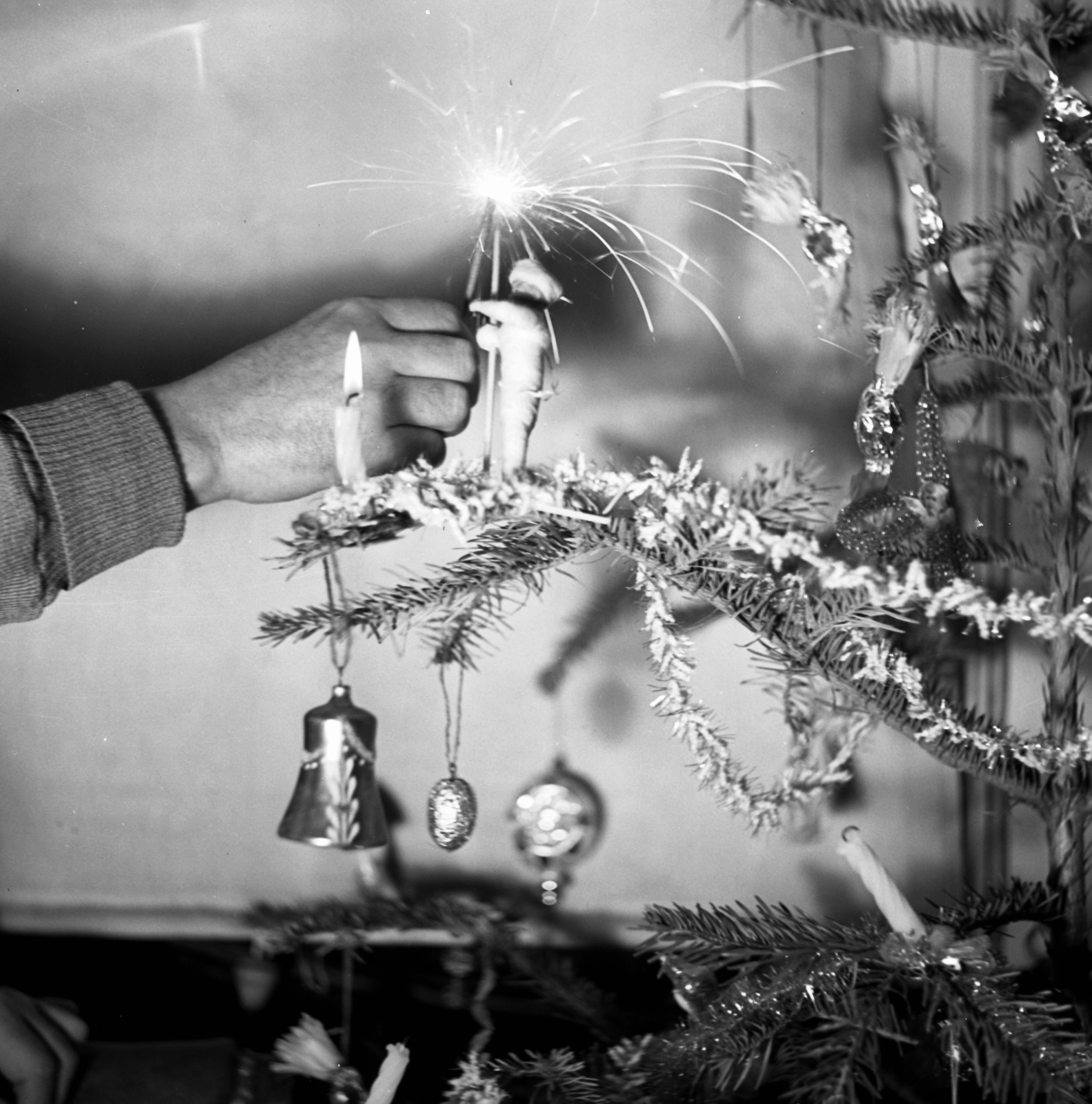 1938, Kölcsey Ferenc Dunakeszi Városi Könyvtár / Petanovits fényképek, Christmas, christmas tree, still life, sparkler, candle, hand, Fortepan #29663