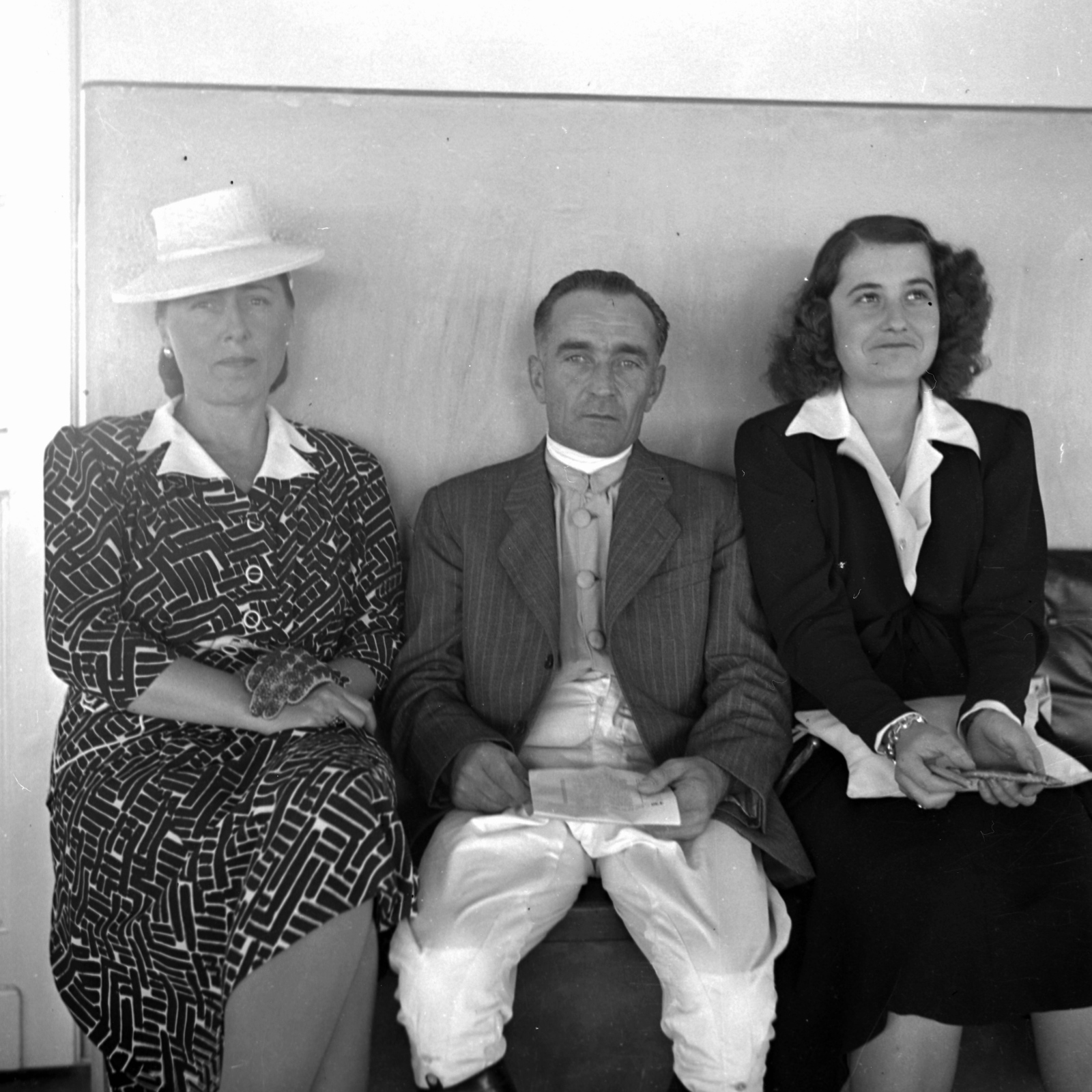 Hungary, A hölgyek között Schejbal József tizenegyszeres magyar sampion zsoké., 1938, Kölcsey Ferenc Dunakeszi Városi Könyvtár / Petanovits fényképek, celebrity, tableau, women, man, bracelet, costume, summer dresses, Fortepan #29672