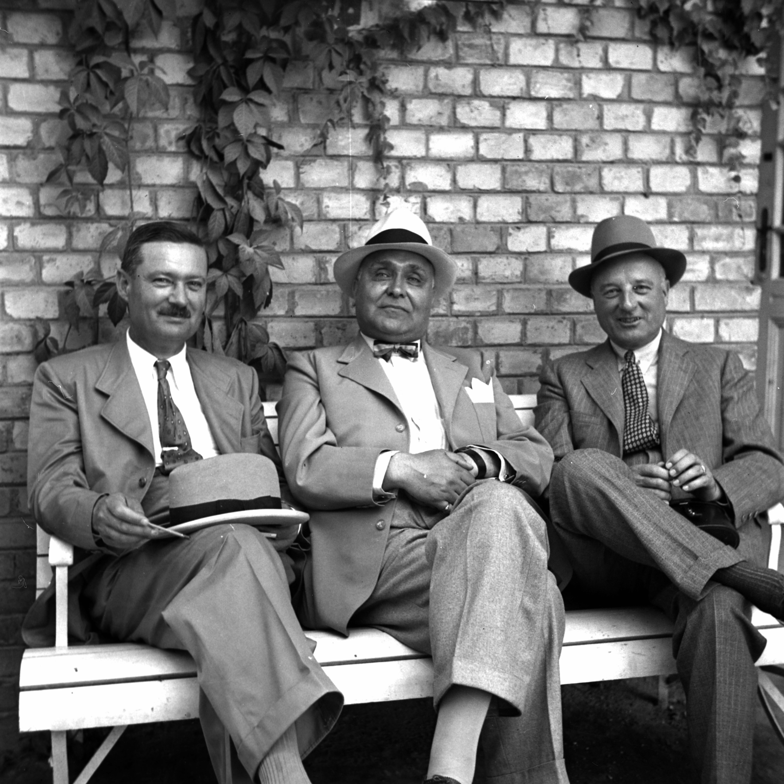 Hungary, Budapest IV., Káposztásmegyeri lóversenypálya, dr. Guoth Gy. Endre állatorvos professzor, dr. Saly Ervin versenytitkár, ifj. Mravik Pál tréner., 1938, Kölcsey Ferenc Dunakeszi Városi Könyvtár / Petanovits fényképek, hat, tableau, men, bow tie, Budapest, hat on knees, Fortepan #29682