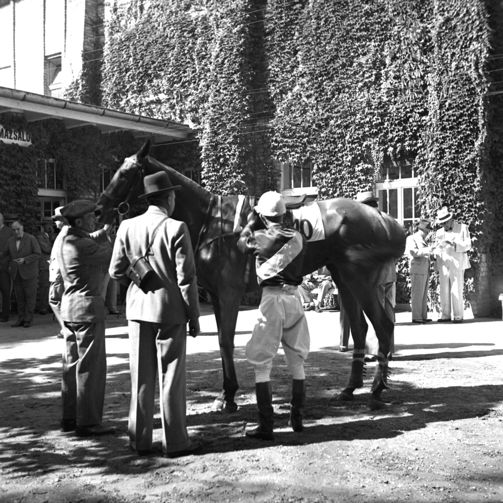 Hungary, Budapest IV., Káposztásmegyeri lóversenypálya, balra a mázsaház., 1938, Kölcsey Ferenc Dunakeszi Városi Könyvtár / Petanovits fényképek, hat, horse race, jockey, Budapest, Fortepan #29691