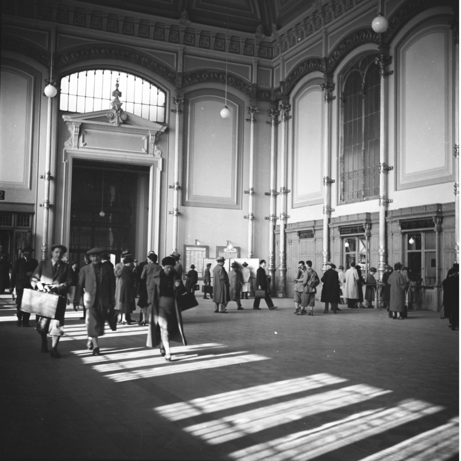 Hungary, Budapest VI., Nyugati pályaudvar, pénztárcsarnok., 1938, Kölcsey Ferenc Dunakeszi Városi Könyvtár / Petanovits fényképek, railway, suitcase, travelling, Budapest, Gustave Eiffel-design, Fortepan #29696
