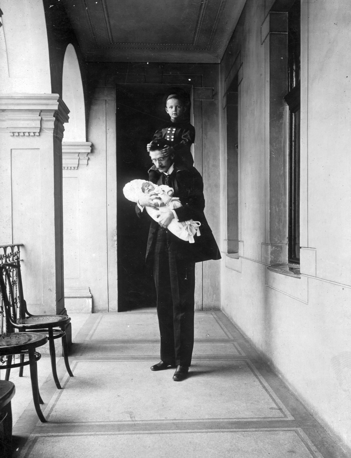 Hungary, Budapest VII., Garay utca 23., 1900, Cholnoky Tamás, courtyard balcony, newborn, tonett, Budapest, sitting on the shoulders, hold in arms, Fortepan #29699